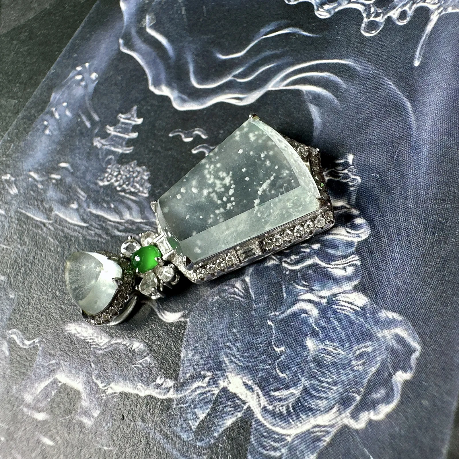 【玻璃种】老坑玻璃种飘雪花棉无事牌，厚度很不错，难得的高品质，女士佩戴上佳，推荐入手。裸石尺寸16.