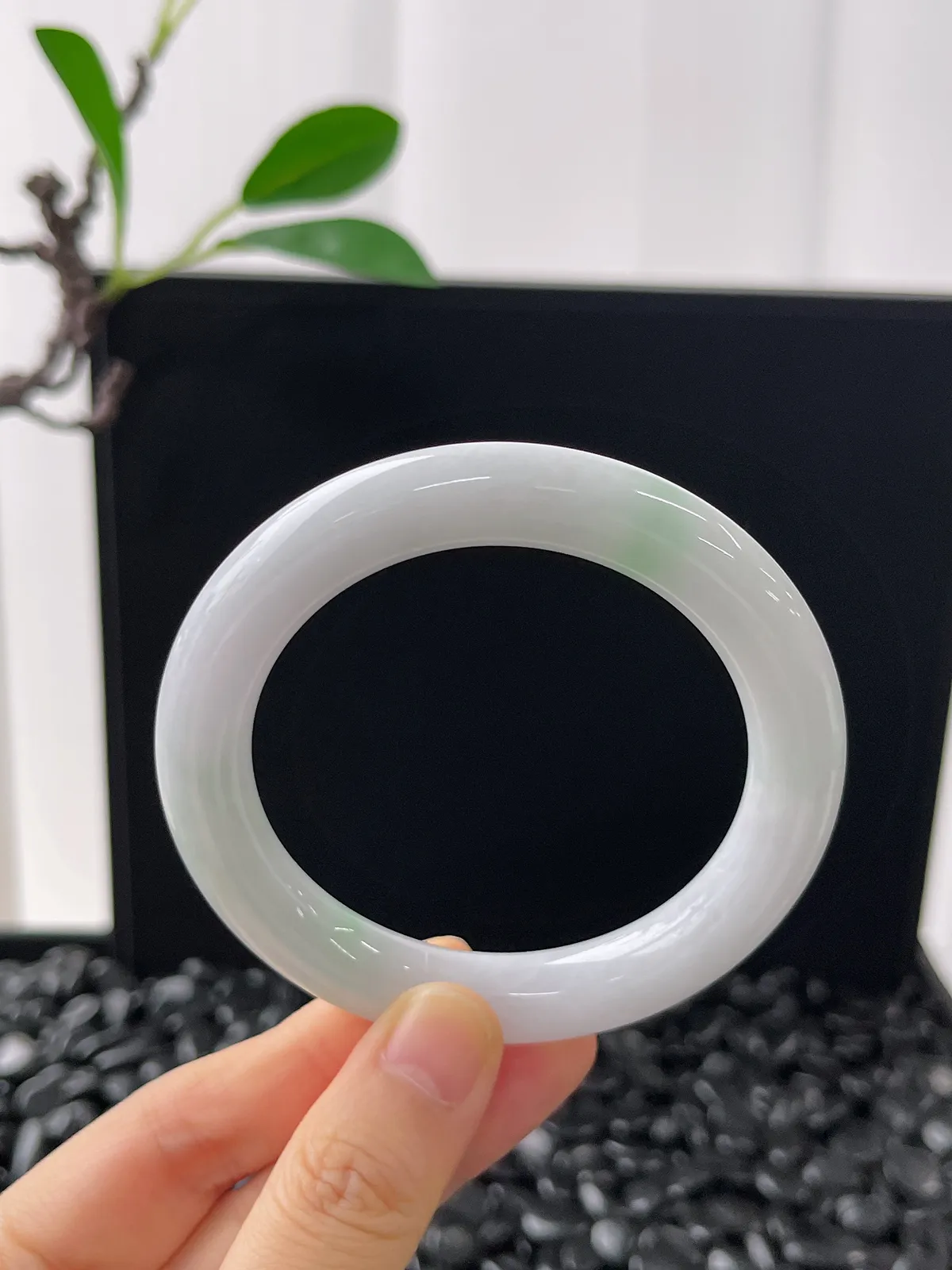 圆镯54圈口，翡翠糯化种白色手镯