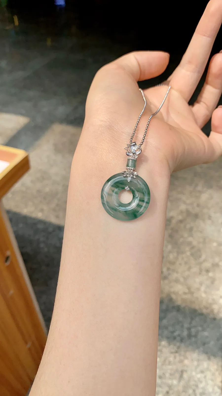 冰飘绿花甜甜圈吊坠
18K · 整：40‮2.‬‎*25‮2.‬‎*6.4mm
          