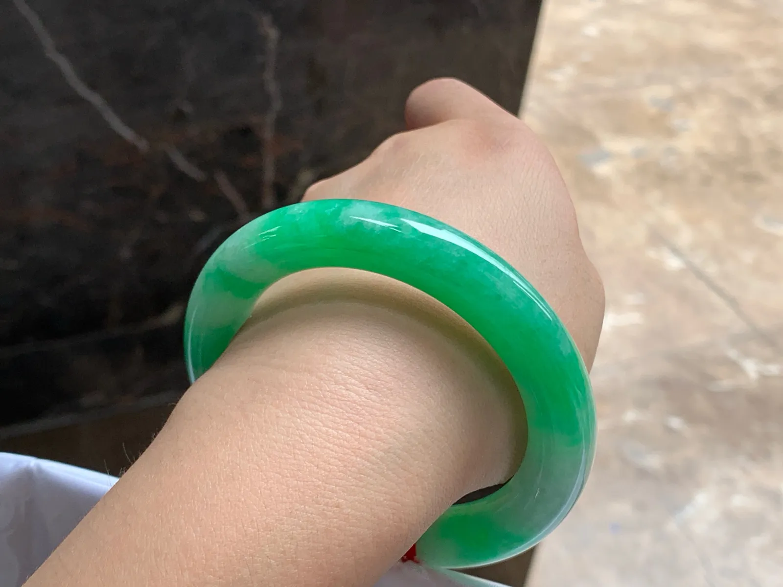 55.5-11.5

阳绿色圆条手镯^_^色阳 玉质温润