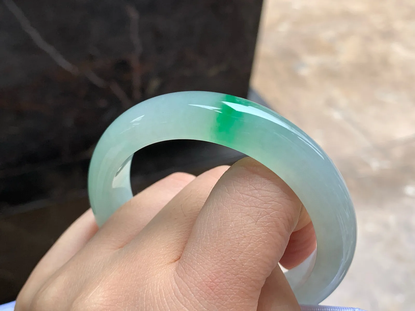 54-12.6-8.3

飘绿手镯^_^种水足 色阳