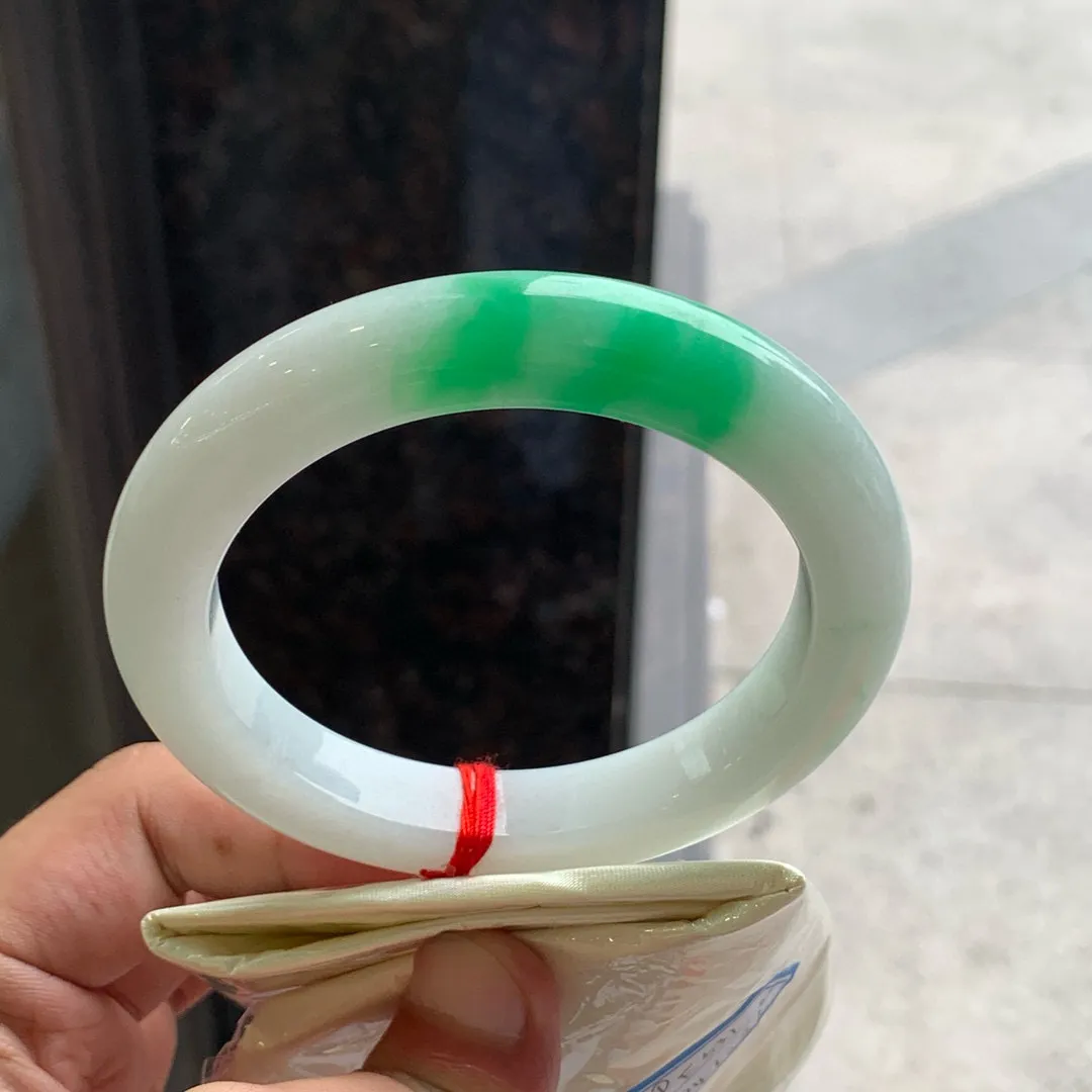 圆条冰糯阳绿 一丝棉线 尺寸:61.5/11.5/10.8 大圈口🥰🥰