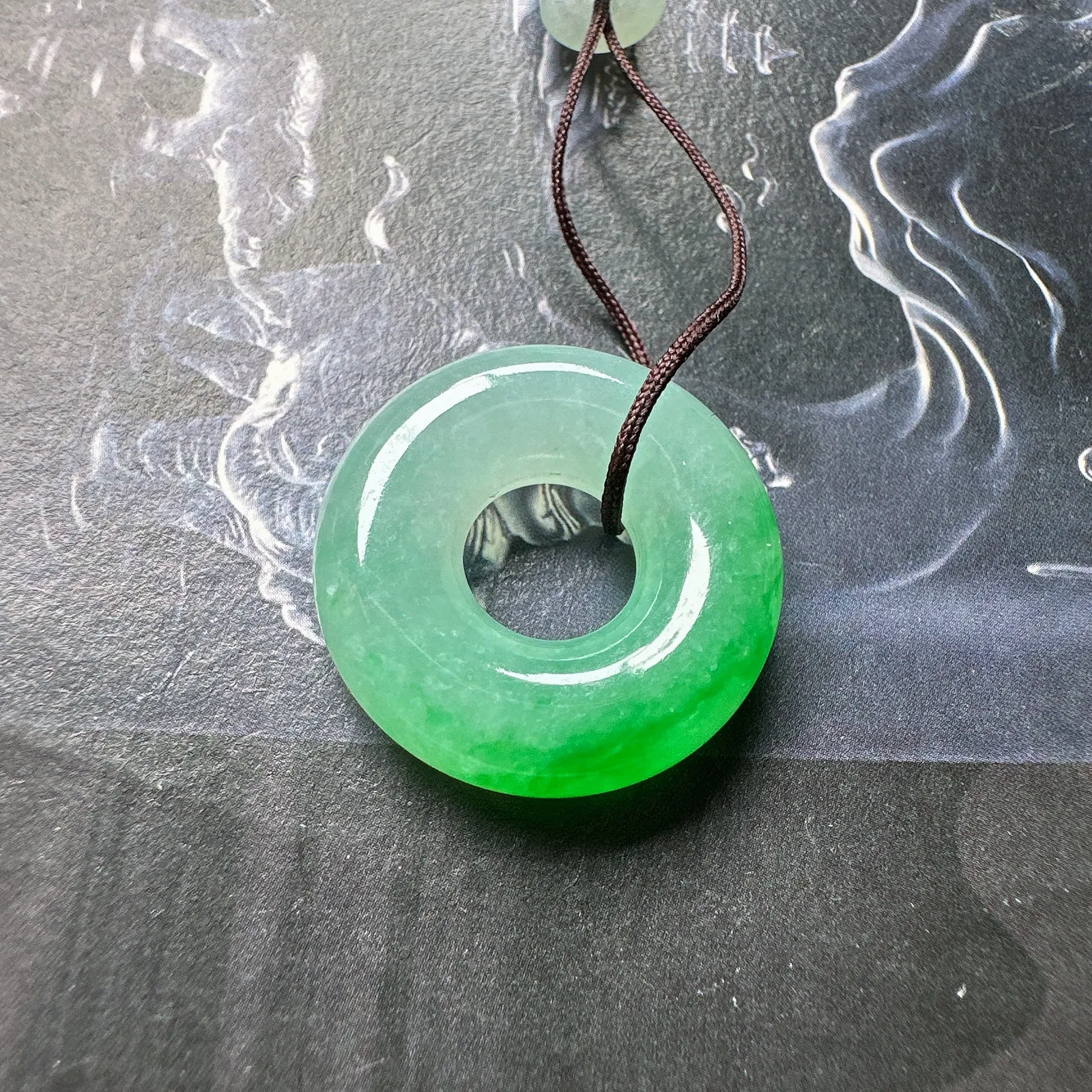 【甜甜圈】冰糯种飘阳绿甜甜圈路路通。很适合配带，种水色兼备，佩戴佳品，寓意吉祥，推荐入手。