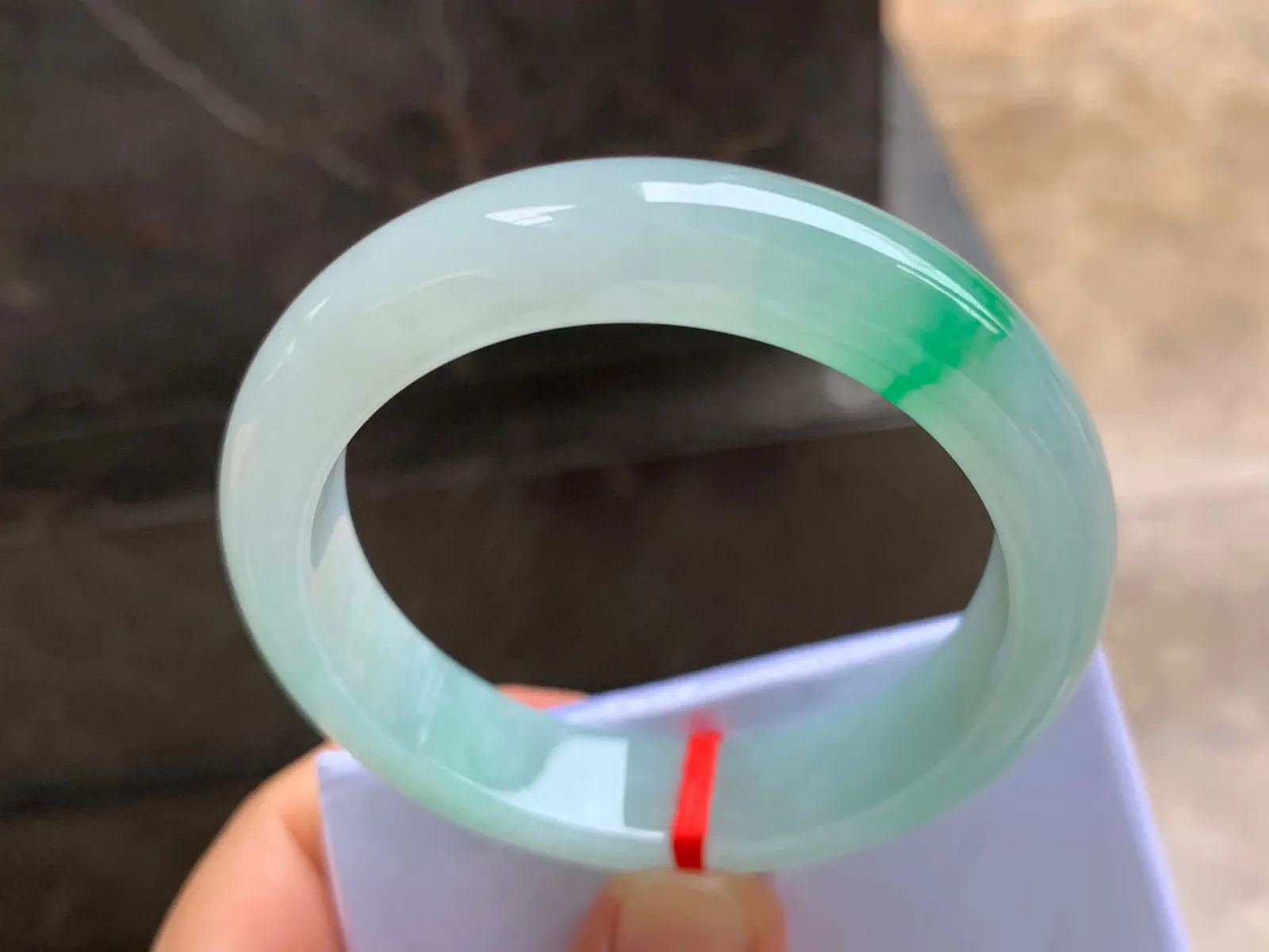 54-12.5-8mm
带色手镯 种好细腻 淡淡底色 一抹绿点缀 佩戴优雅