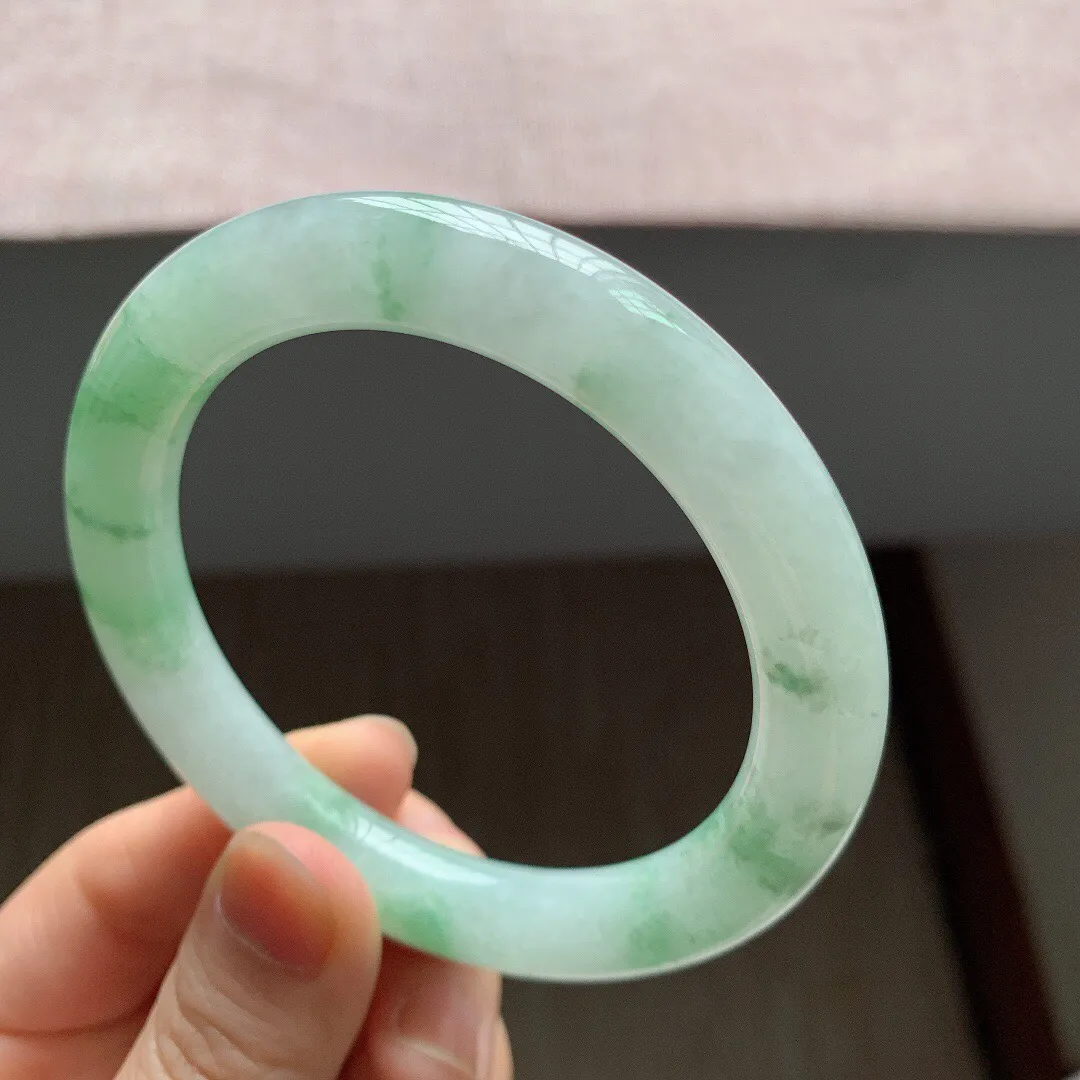 58圈口，自然光实拍，老坑冰糯种飘花圆条翡翠手镯，尺寸:58-9.8mm，重量59.24g