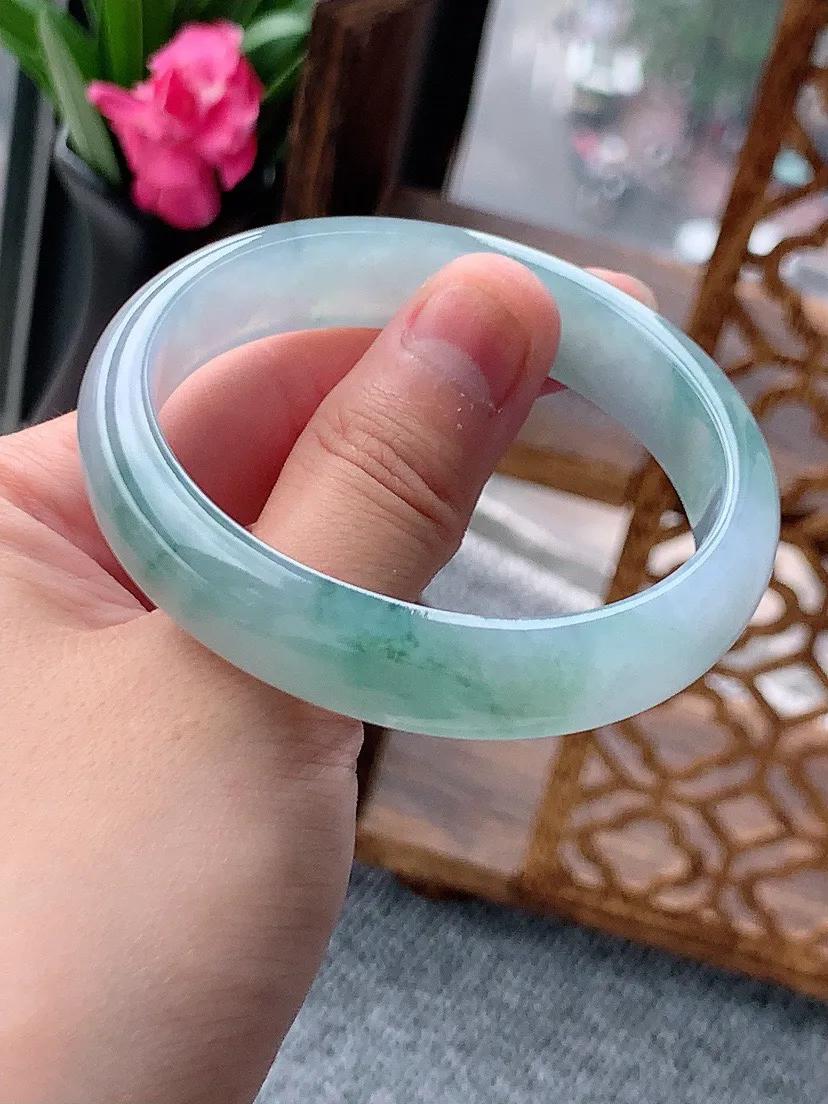 a货翡翠老坑飘花贵妃手镯54-55圈口 尺寸54.5×49×12.4×6.7mm 重量45.33g 0615