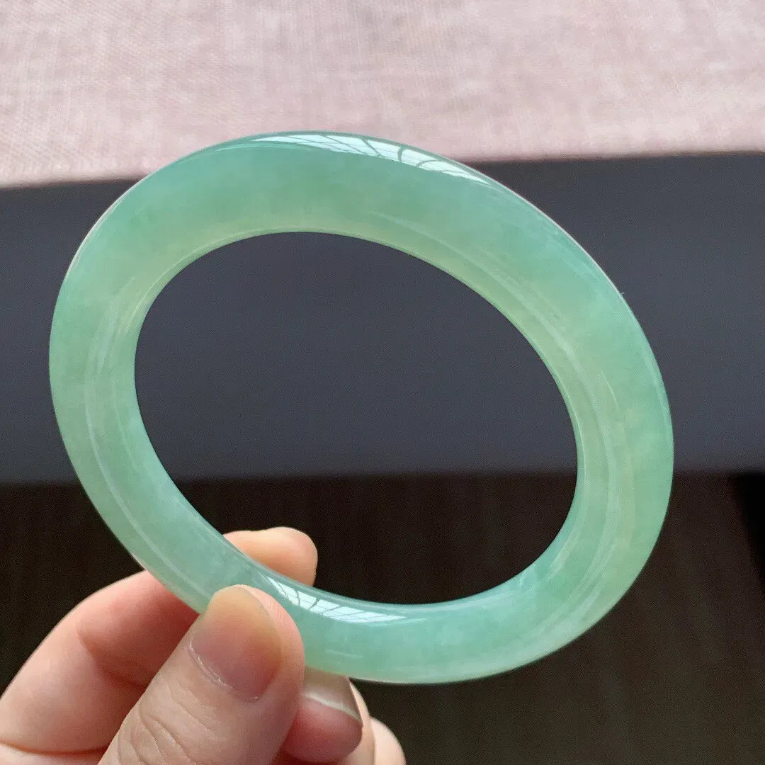 59-60圈口。自然光实拍，老坑冰润浅绿圆条翡翠手镯，尺寸:59-10.6mm，重量65.97g