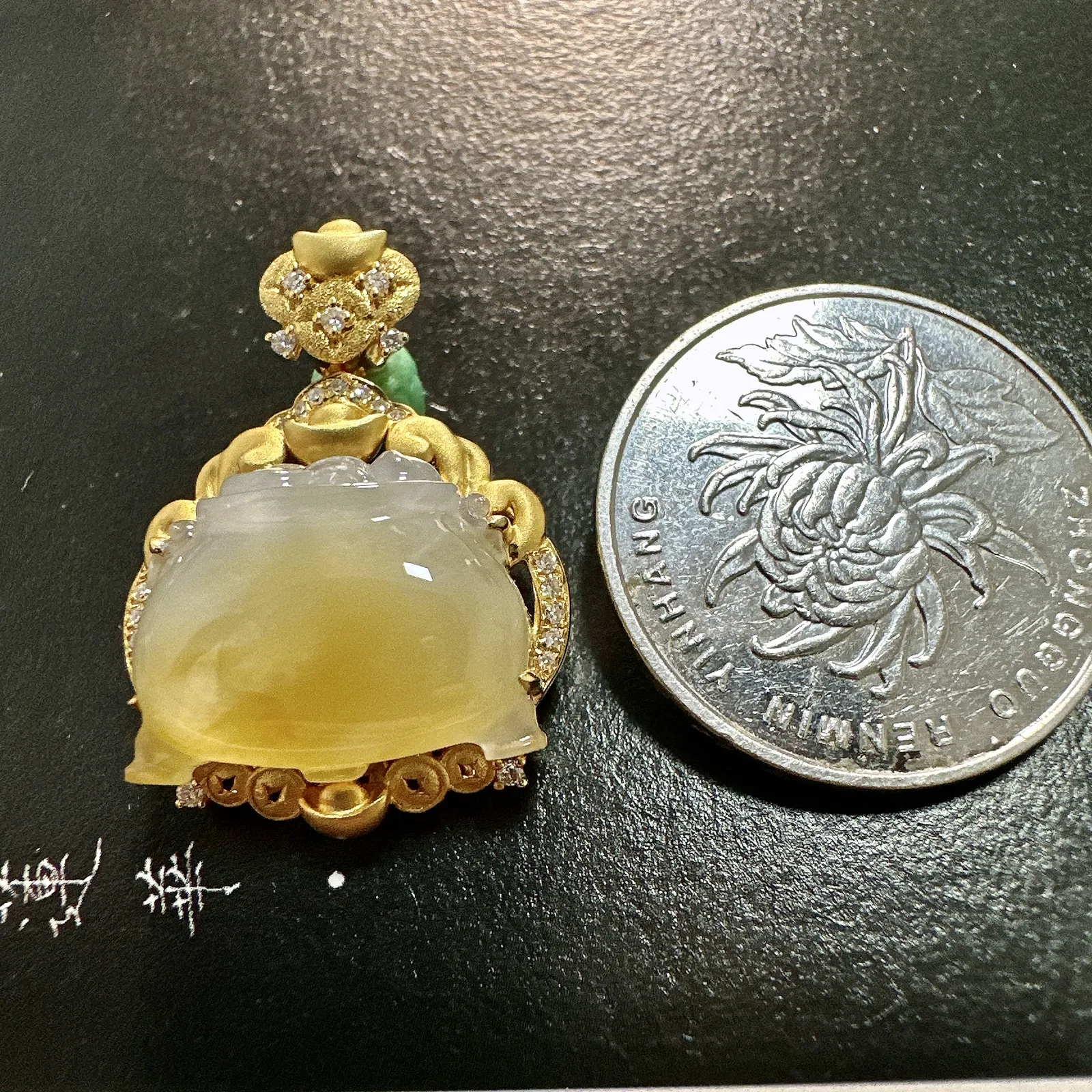 【冰种黄翡钱鼎吊坠】质地细腻，工艺很好，饱满圆润，18k金钻镶嵌，裸石尺寸14*17.6*5.6毫米