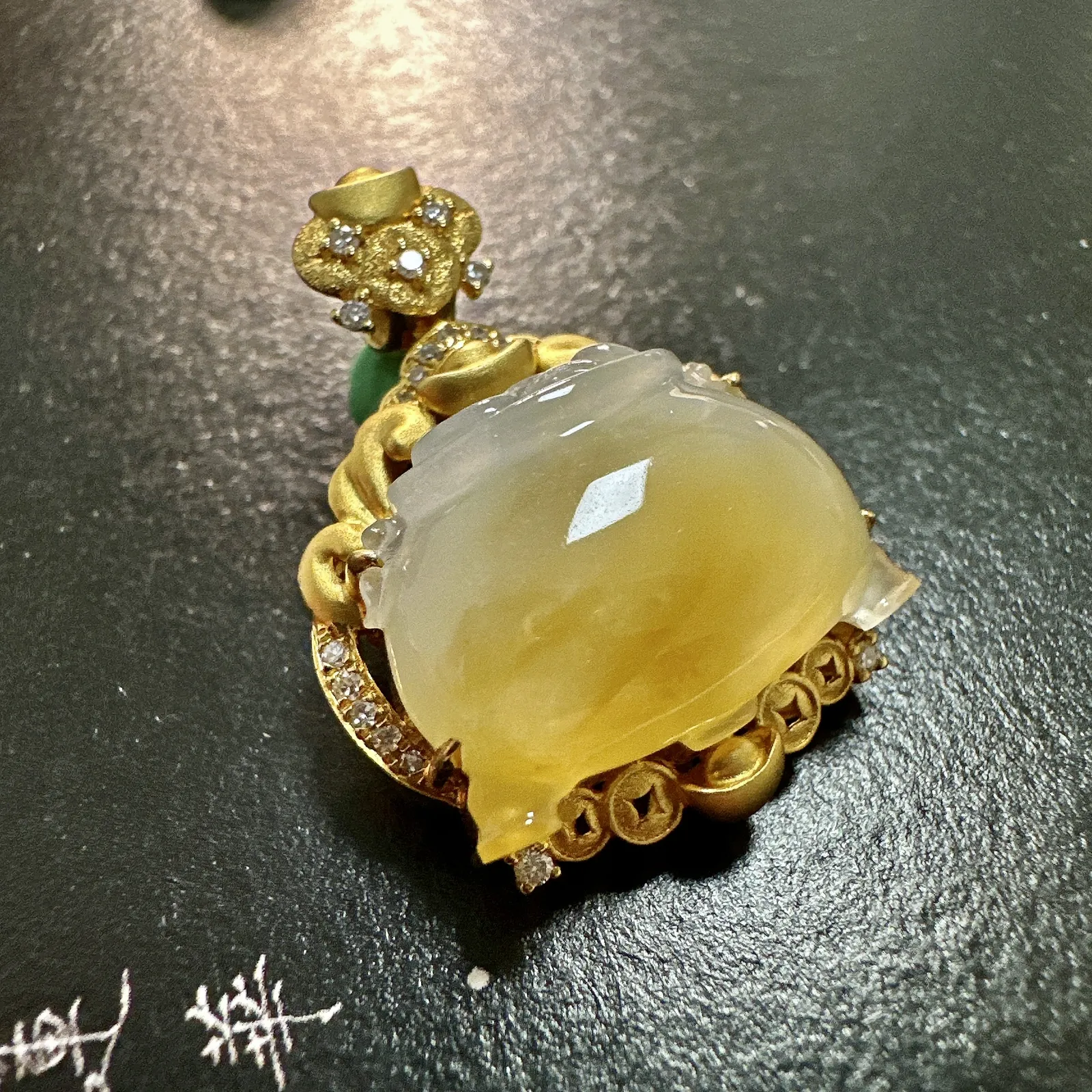 【冰种黄翡钱鼎吊坠】质地细腻，工艺很好，饱满圆润，18k金钻镶嵌，裸石尺寸14*17.6*5.6毫米