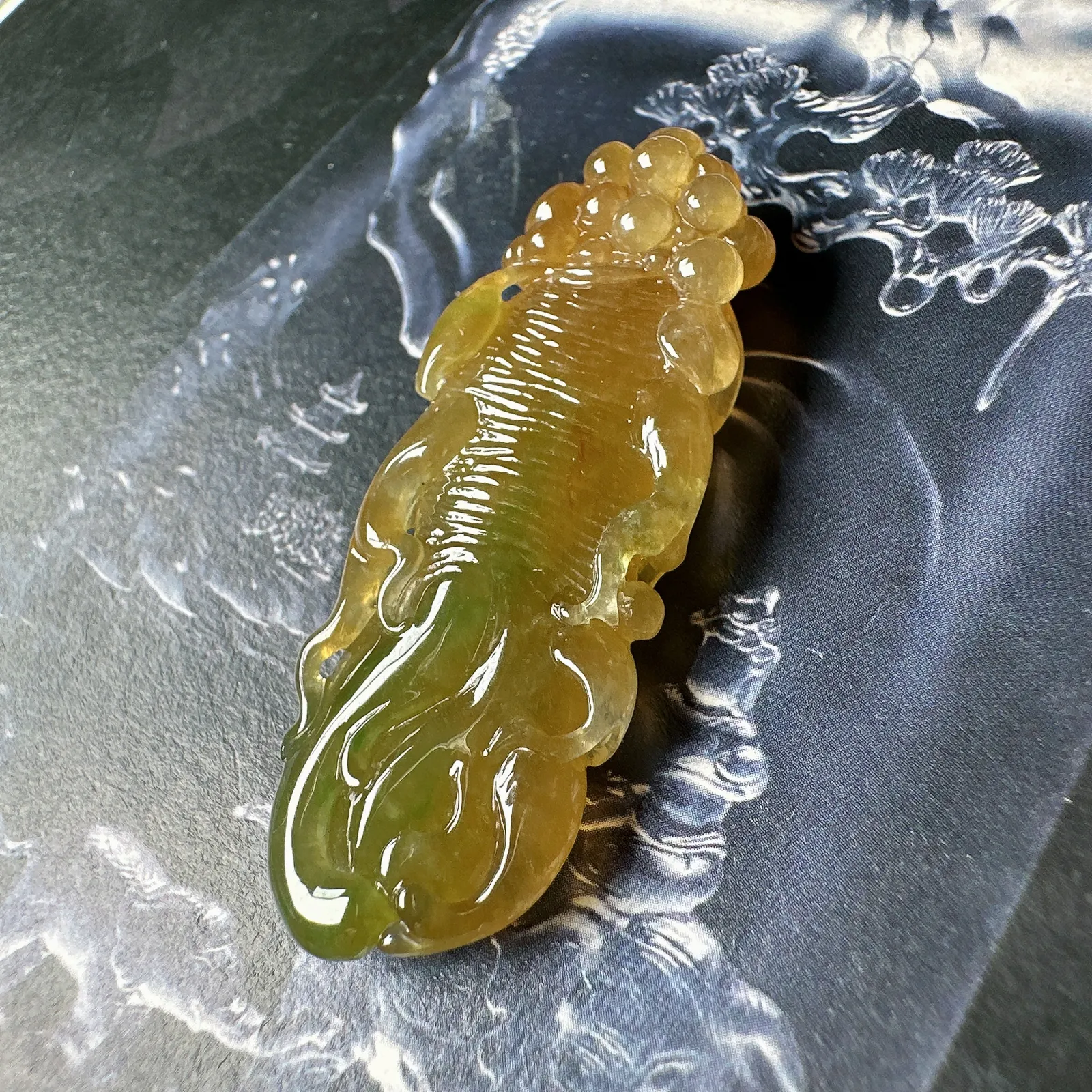 【人生如意】冰黄翡人参，种水上乘，看得见的冰透，飘绿色，有点黄加绿的味道，尺寸也够大，佩戴佳品，寓意吉祥。