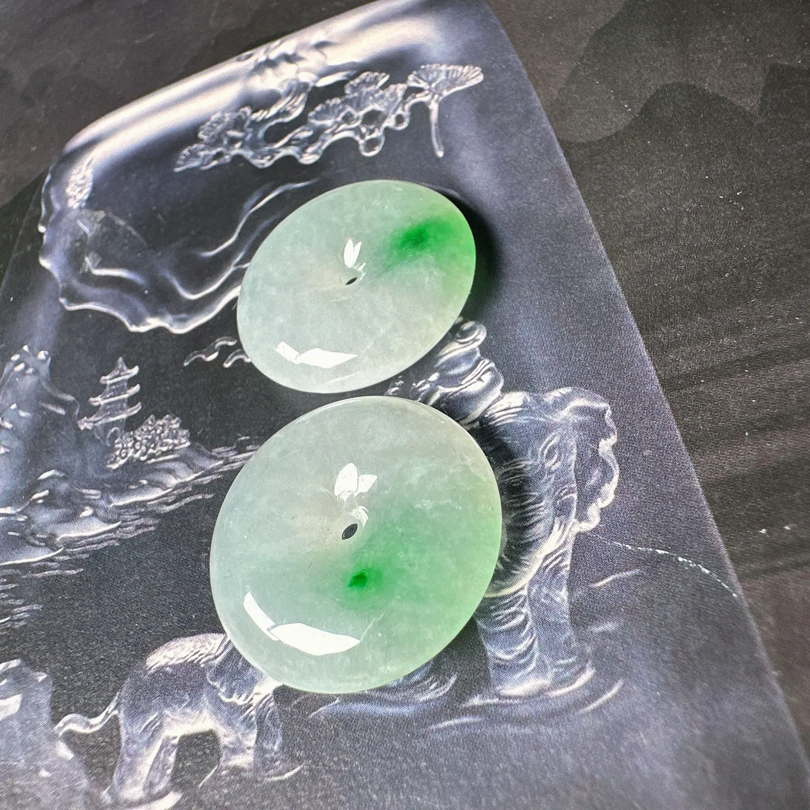【平安扣】飘辣绿色点的平安扣一对，种水不错，颜色很正，光度很不错，性价比高，推荐入手。