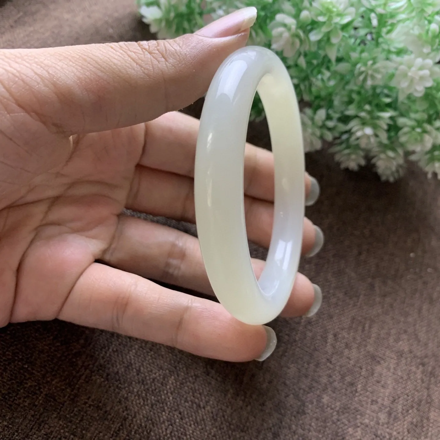 和田玉59.5圈口暖白色手镯，圈口59.5宽11品质好，细腻油润，料子好