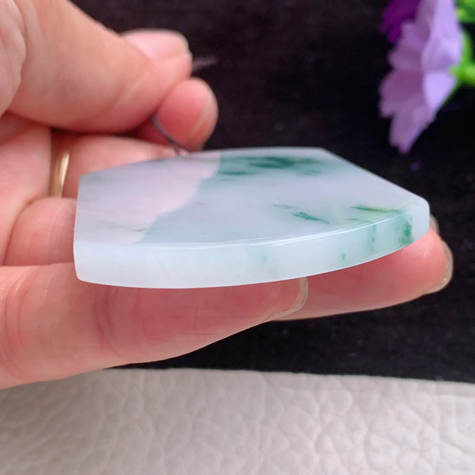 Zen实拍55*43*4.8精雕飘蓝花水润无事牌 翡翠素面牌玉坠 玉挂件