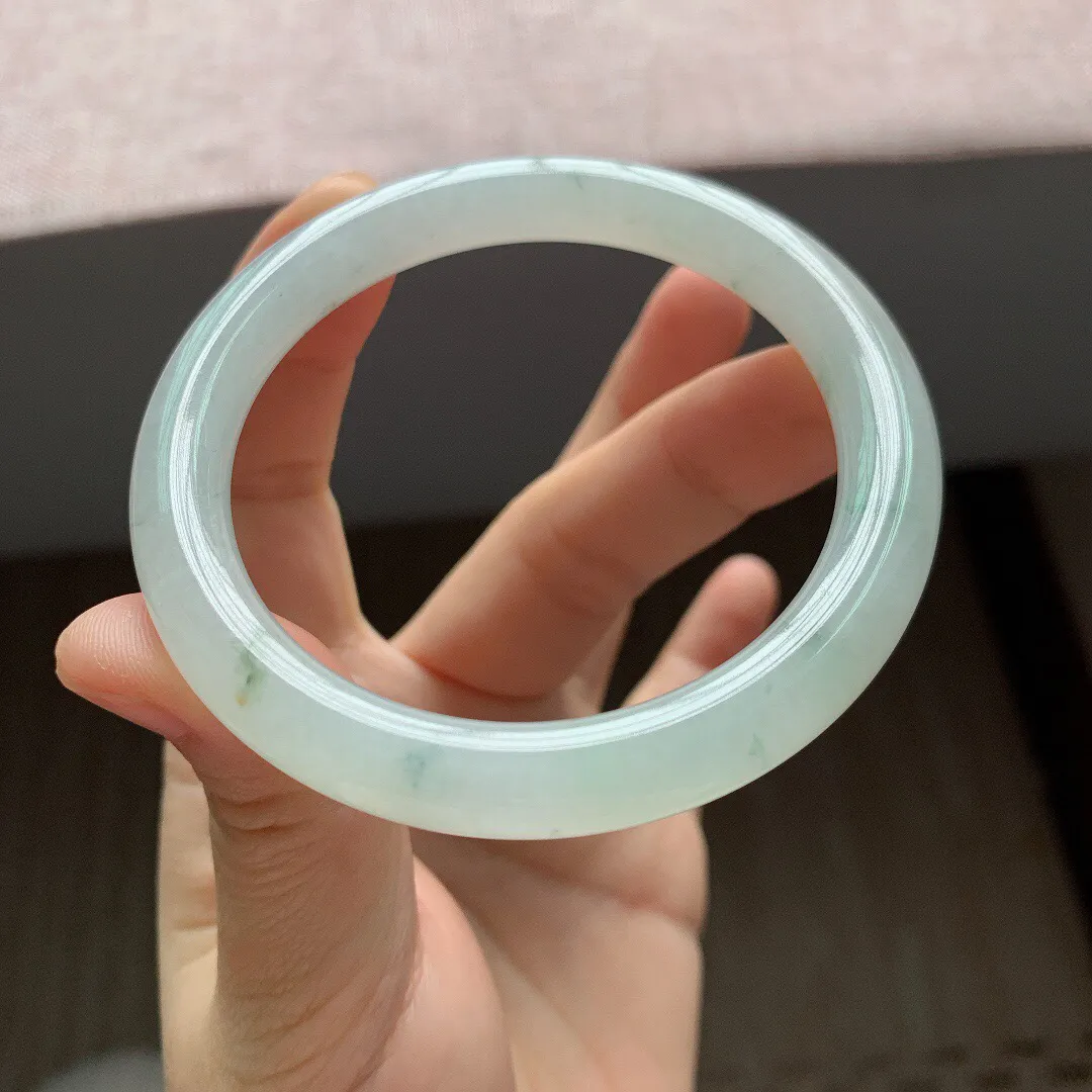 55-56圈口，自然光实拍，老坑冰糯种飘花圆条翡翠手镯，尺寸:55.4-8mm，重量38.29g