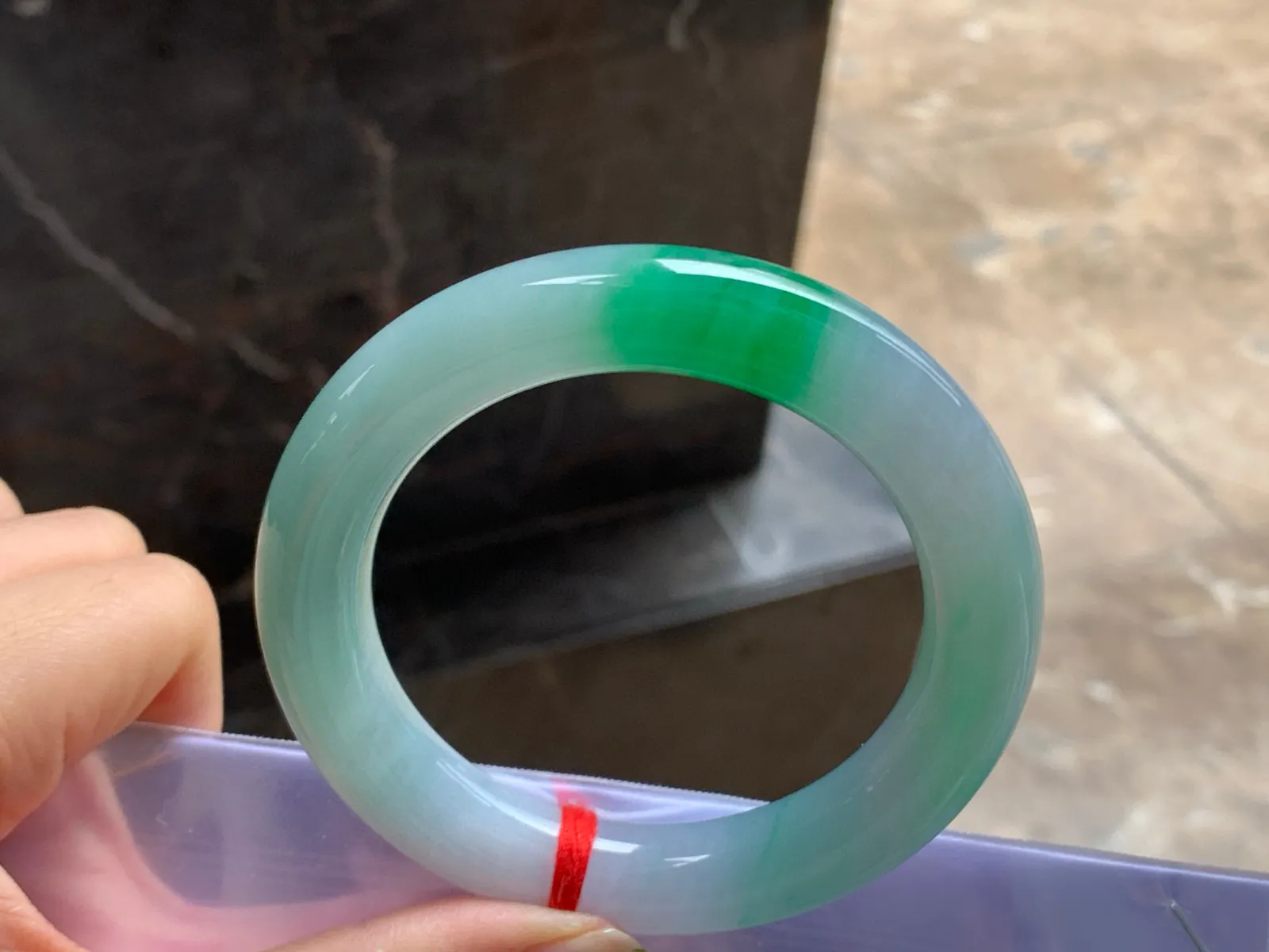 56.5-11.6

辣绿色圆条手镯^_^颜色鲜艳 玉质温润