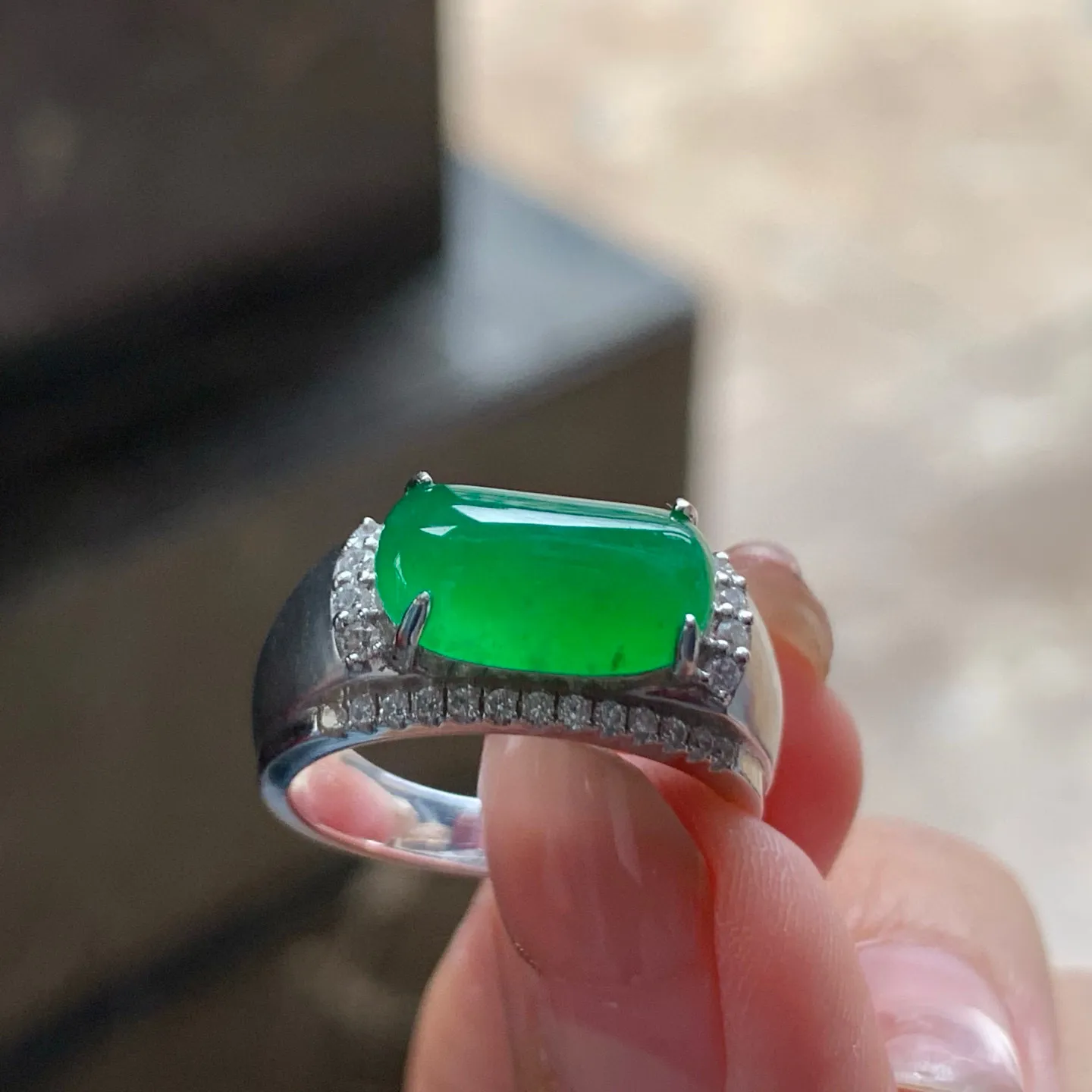 冰种阳绿马鞍戒
真金镶嵌 精致