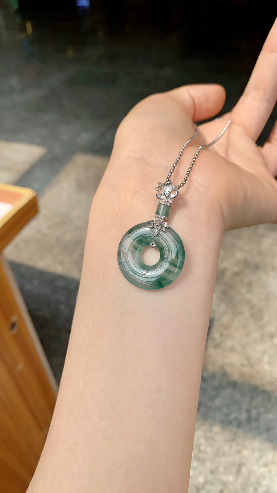 冰飘绿花甜甜圈吊坠
18K · 整：40‮2.‬‎*25‮2.‬‎*6.4mm
          裸：25‮2.‬‎*3.8mm