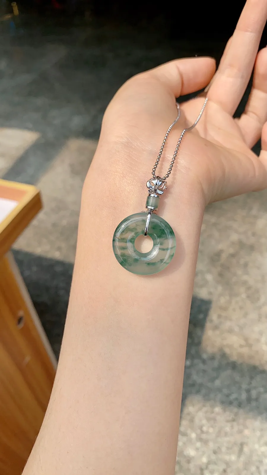 冰飘绿花甜甜圈吊坠
18K · 整：40‮2.‬‎*25‮2.‬‎*6.4mm
          裸：25‮2.‬‎*3.8mm