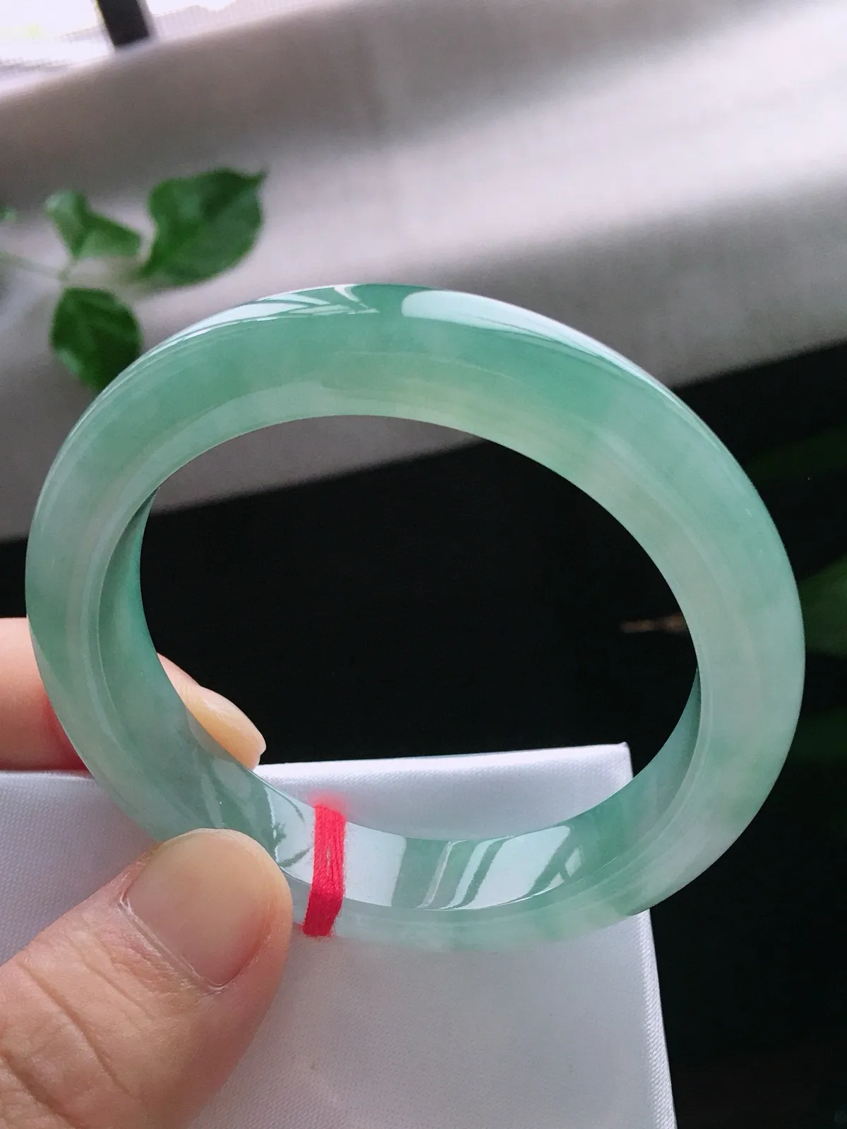 圈口55，正圈手镯，油绿，玉质冰润细腻，尺寸55-12.3-8.4mm