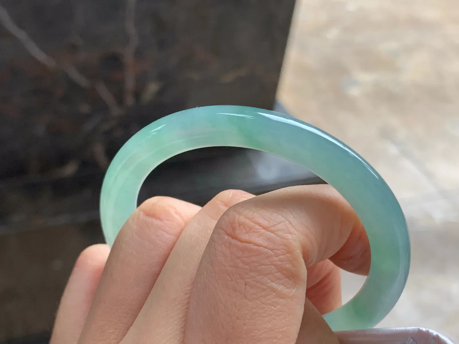 52-7.7

冰蓝圆条手镯^_^种水足 鲜艳