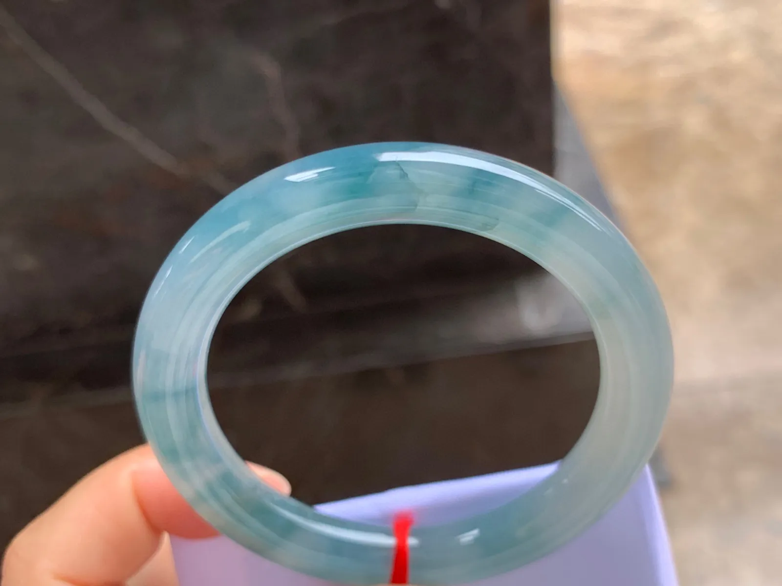 53-9.5mm
冰种飘花圆条手镯 水润蓝花 一处纹  不扣手 最后一图可见