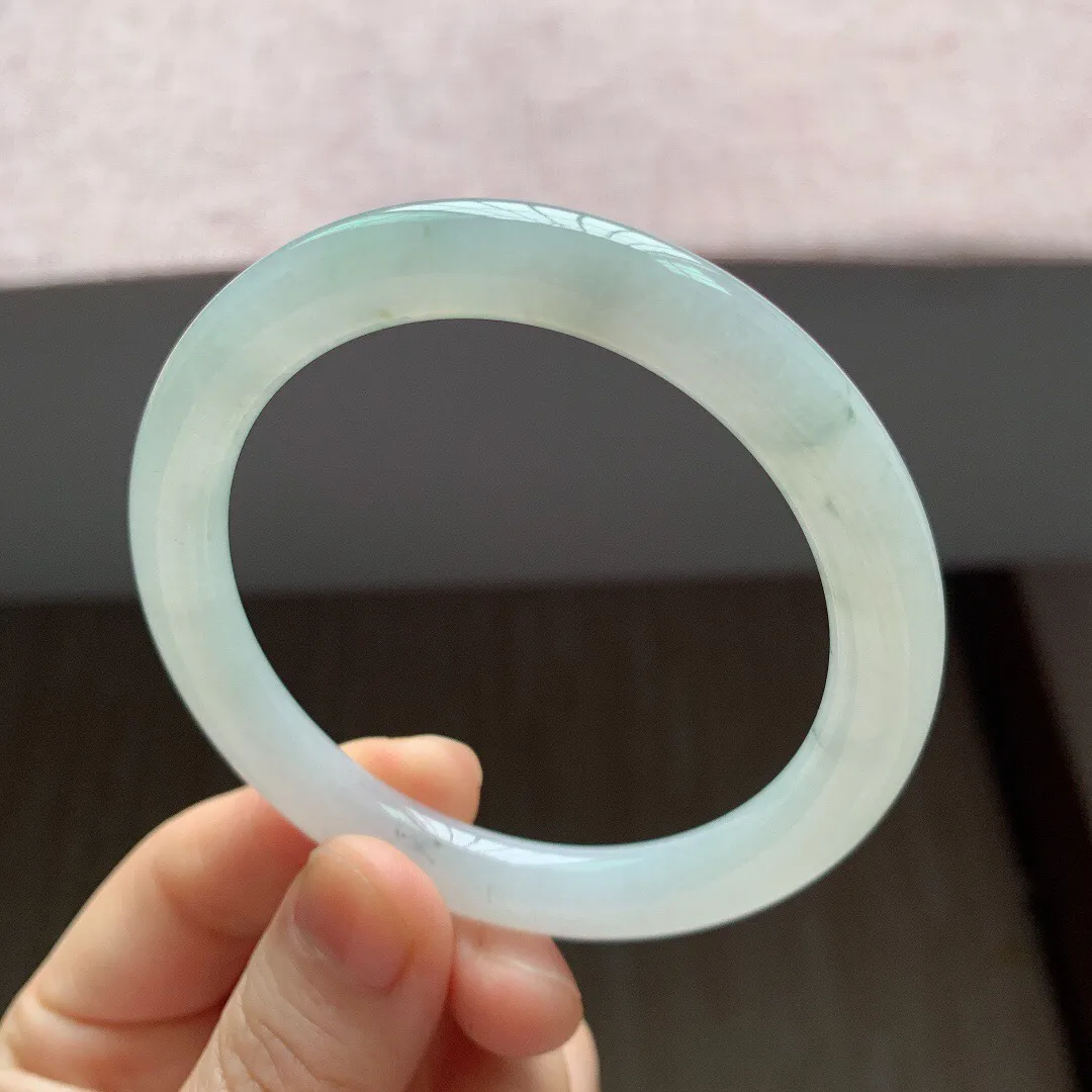 55-56圈口，自然光实拍，老坑冰糯种飘花圆条翡翠手镯，尺寸:55.4-8mm，重量38.29g