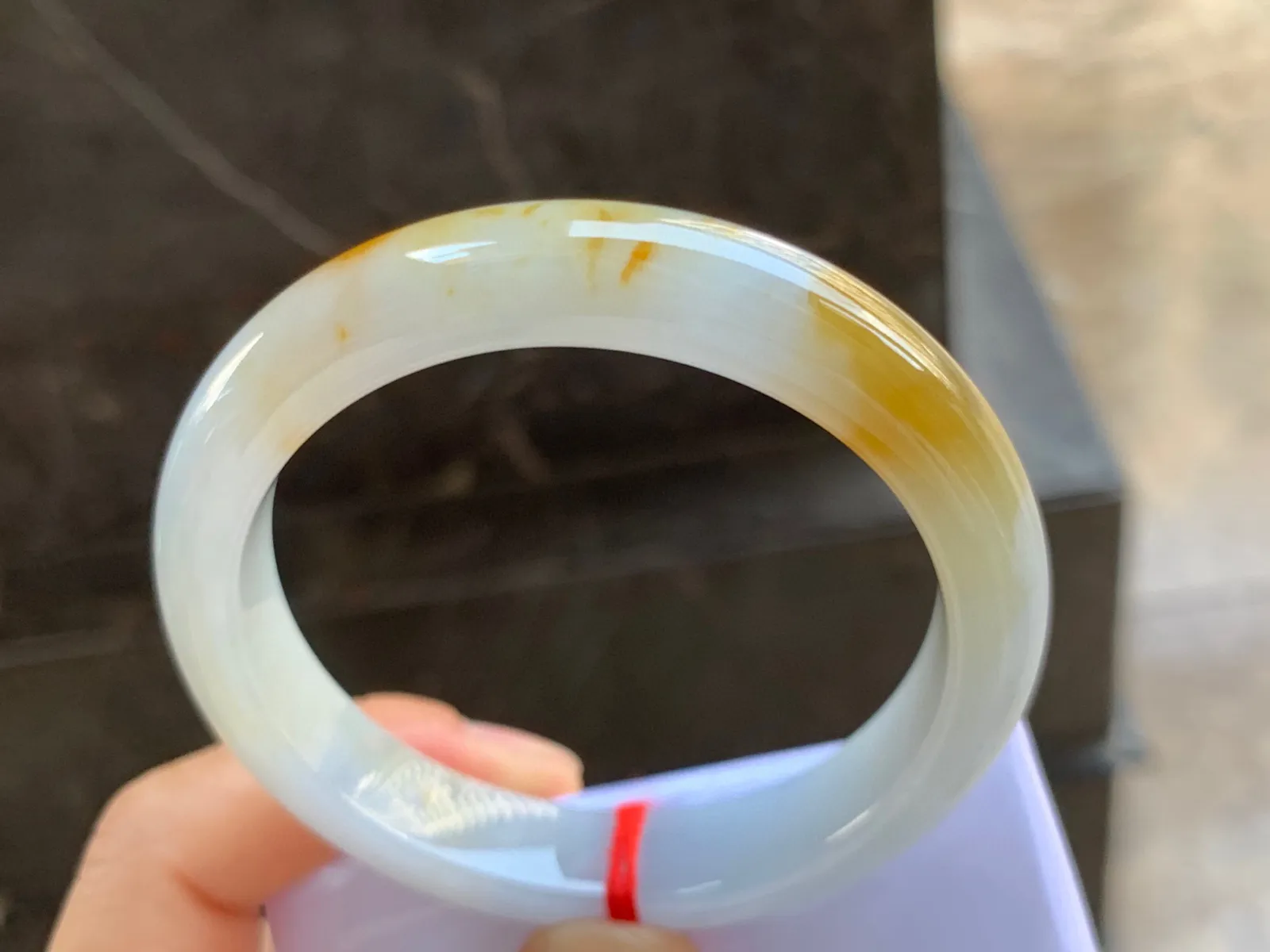 55-11-8mm
黄翡手镯 底子细腻 颜色艳丽