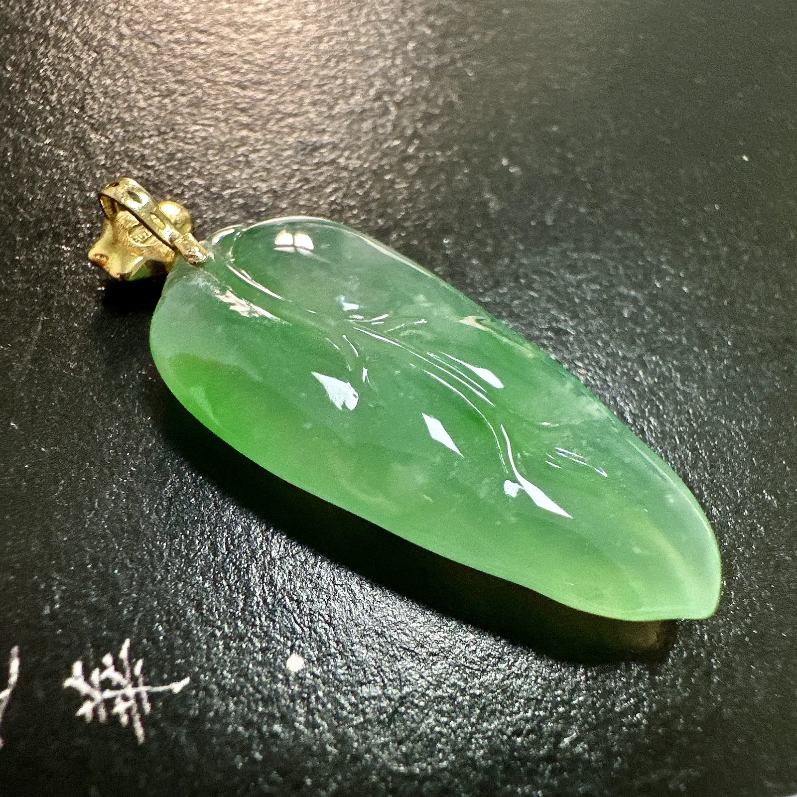 【冰种满绿随形叶子】金枝玉叶，质地细腻，冰润透亮，光泽出众，冰感十足，18k金钻镶嵌，裸石尺寸30.2*14.4*5毫米