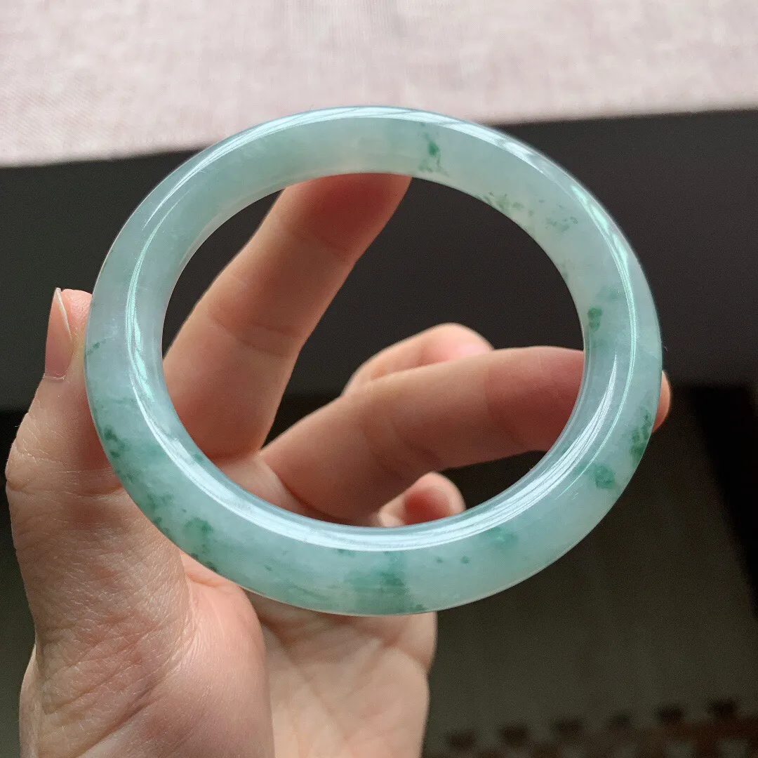 55-56圈口。自然光实拍，老坑冰糯飘花圆条翡翠手镯，尺寸:55.6-9.4mm，重量50.60g
