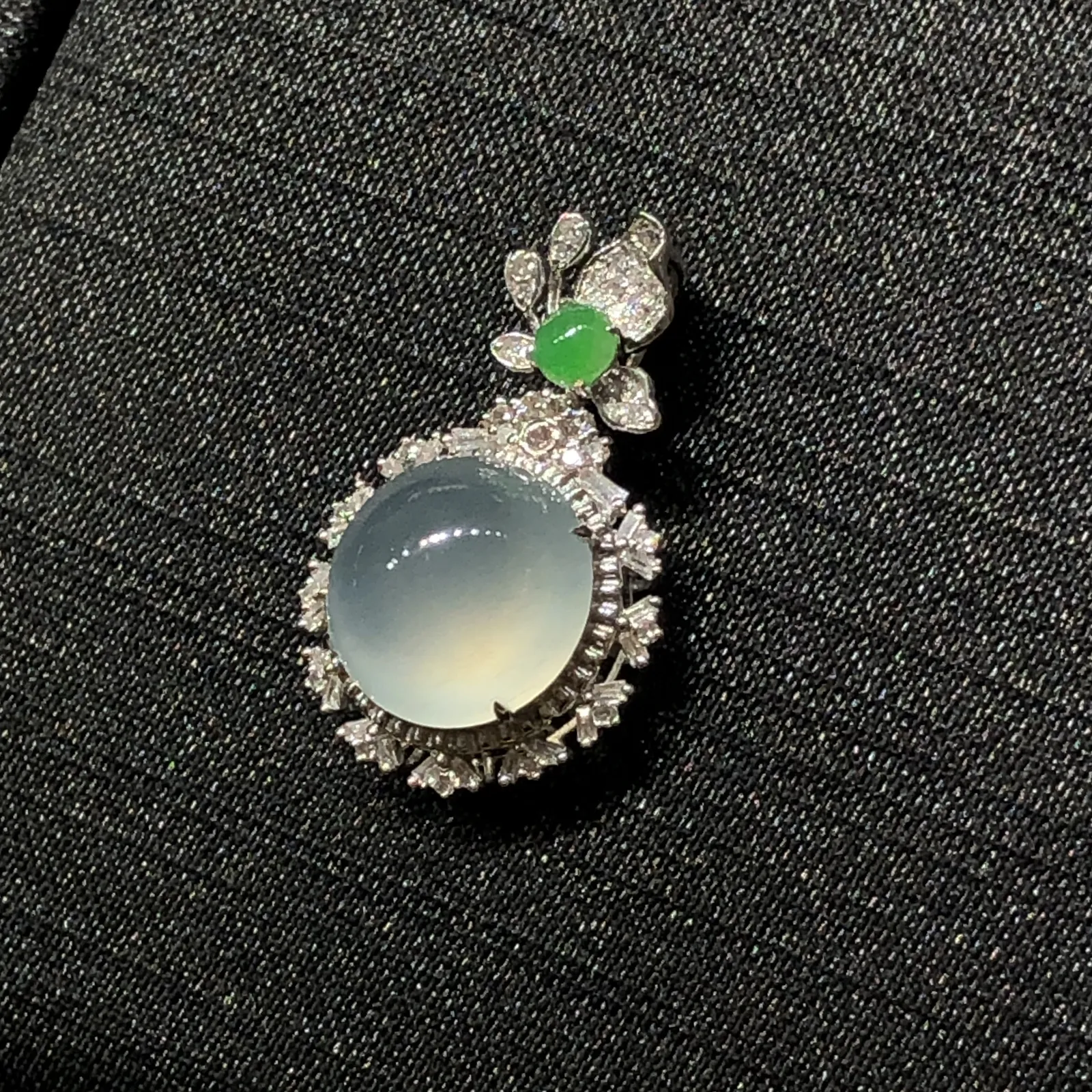 天然缅甸A货翡翠18k金镶嵌白冰蛋面吊坠，整：25.9*16.2*10.8mm
裸：11.5*7.6mm
