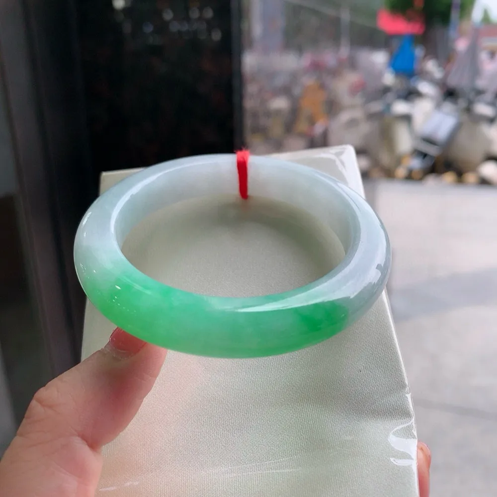 正圈冰阳绿 无瑕 尺寸:53.5/10.5/9.3 色阳