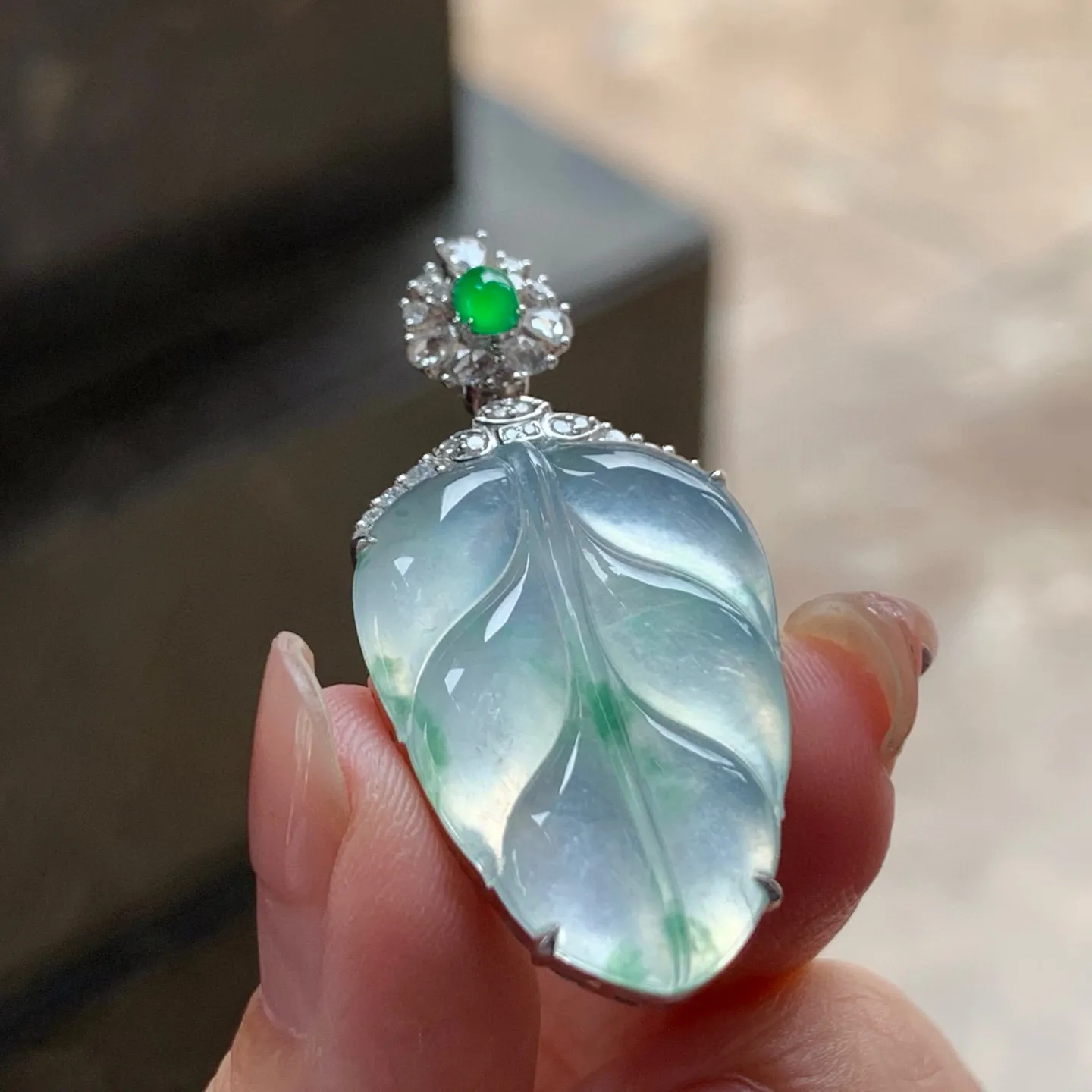 冰种飘花玉叶
真金镶嵌 精致
