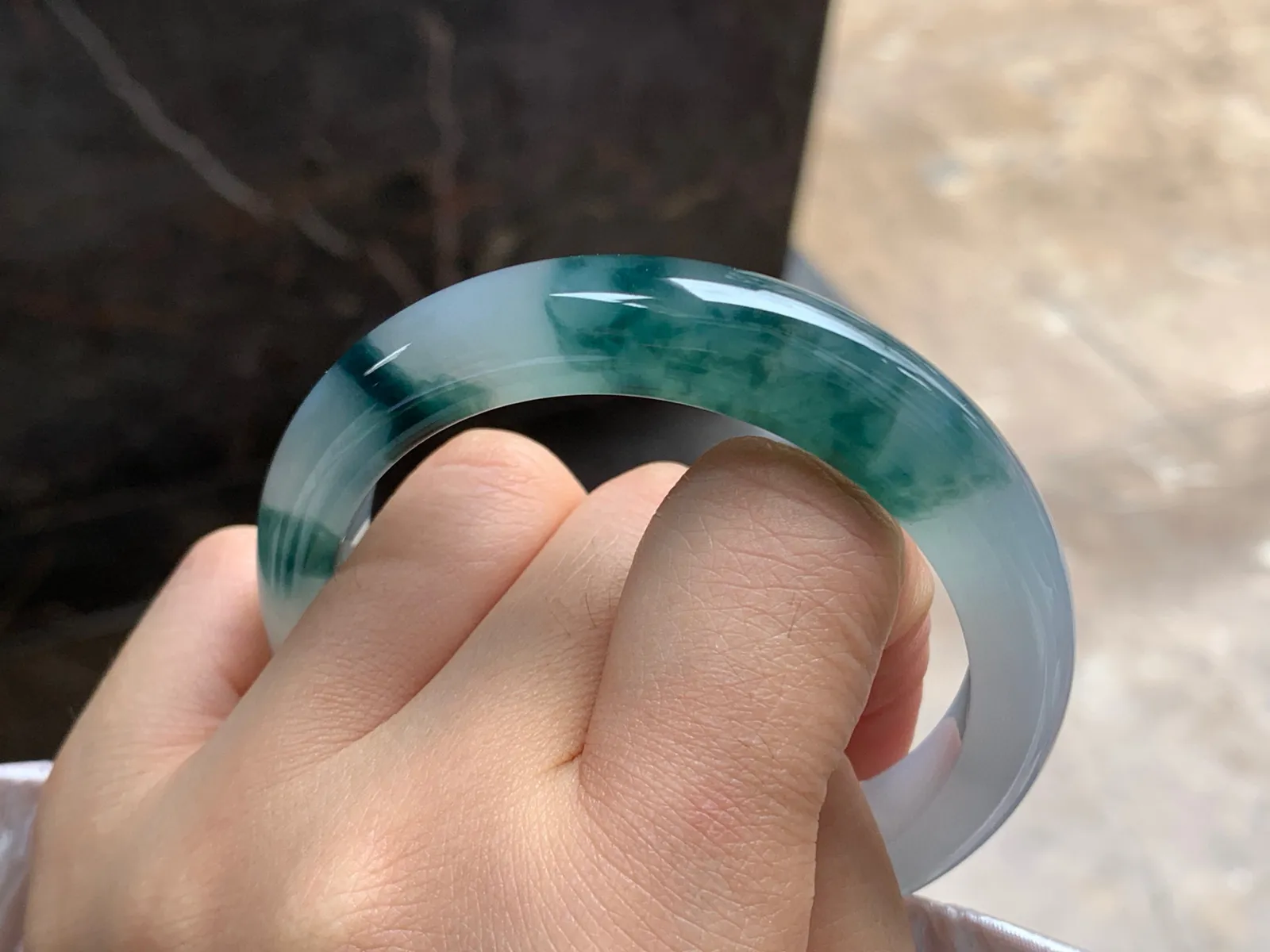 54.5-12.2-8.3

蓝花手镯^_^飘花浓郁 玉质温润