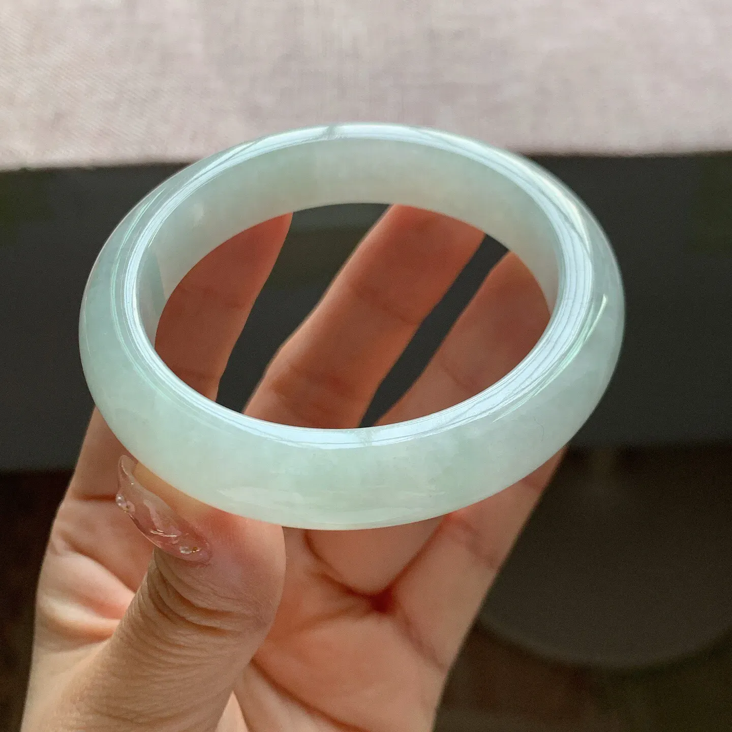 55-56圈口。自然光实拍，老坑细糯浅绿正圈翡翠手镯，尺寸:55.7-12.3-9mm，无纹裂，重量64.28