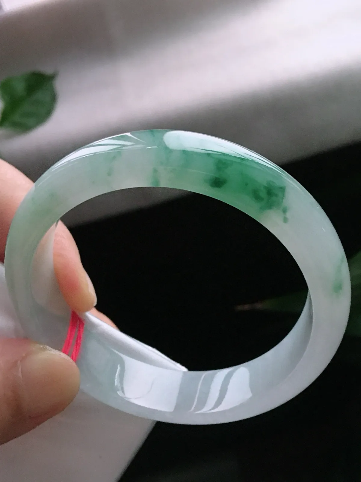 圈口56.1，正圈手镯，飘花，玉质冰润，尺寸56.1-14.3-7.3mm