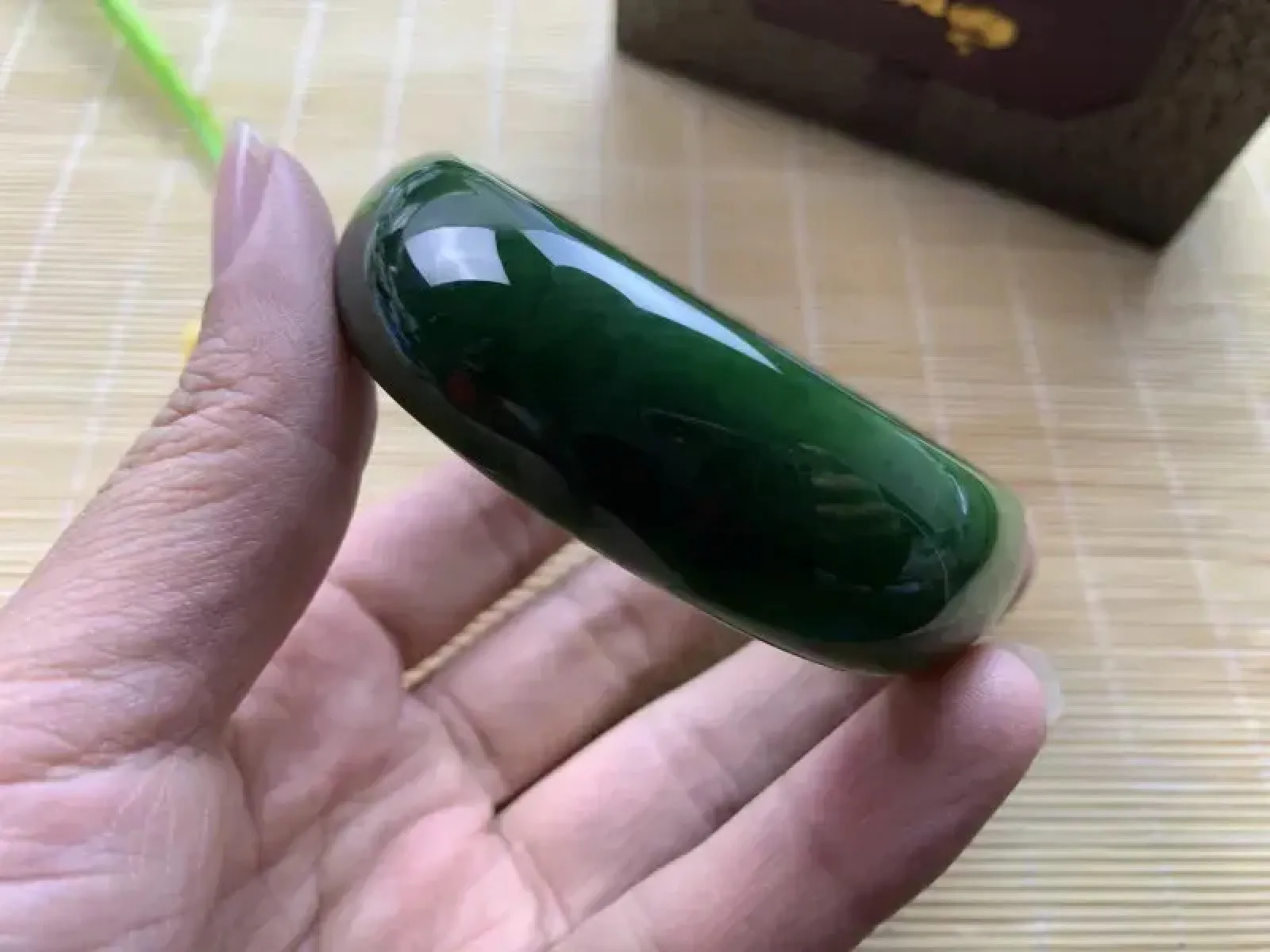 宽版，圈口60宽19.5 mm重77.5g，和田玉碧玉菠菜宽版绿手镯，玉质特细腻油润，无裂无杂，高脂粉，高品质