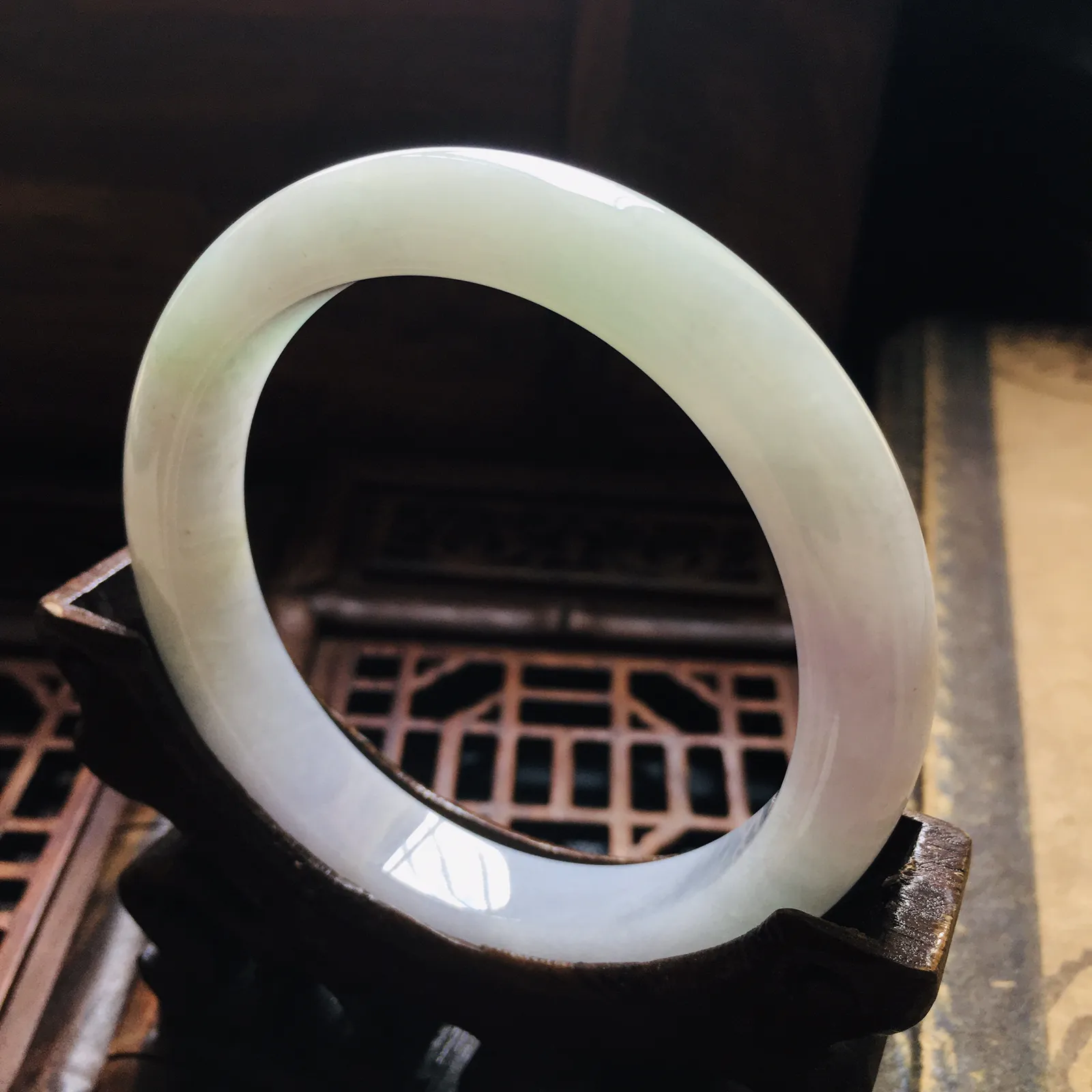 52圈口正圈浅紫手镯，版型正庄，质地细腻水润，自然光实拍，尺寸：52*9.8*7.8（毫米）手工测量