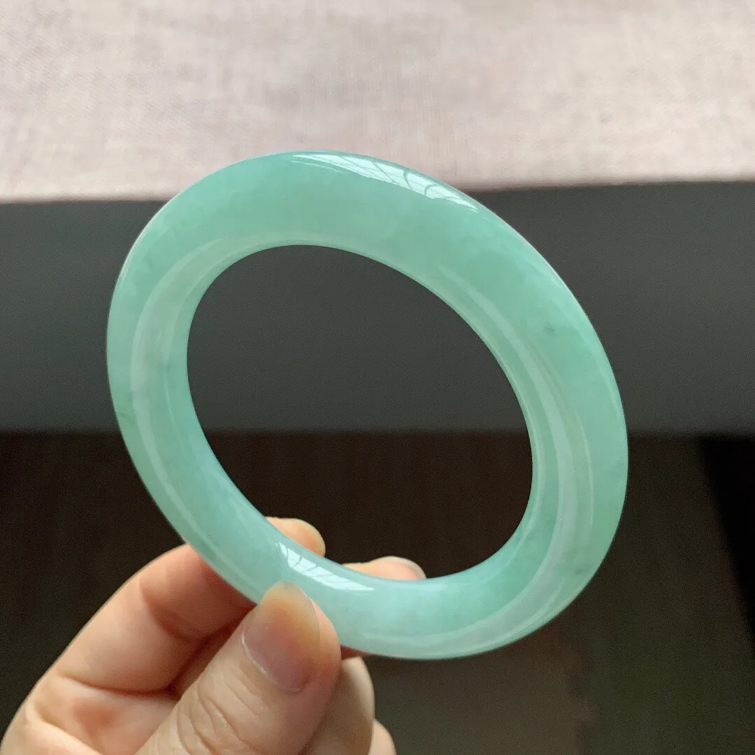 56-57圈口。老坑冰胶浅蓝圆条翡翠手镯，尺寸:56.2-11.8mm，重量78.32g