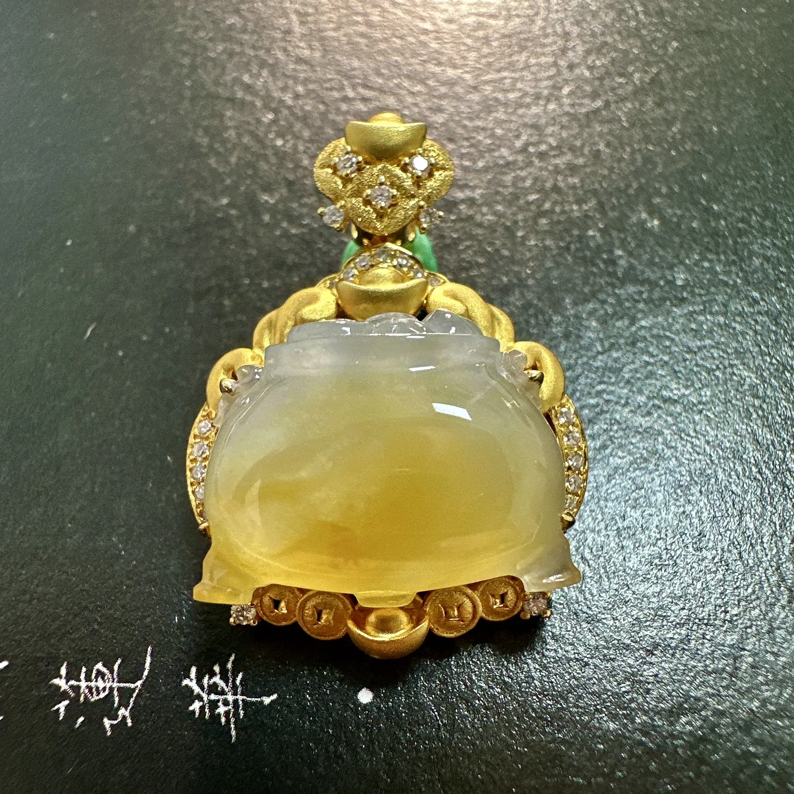 【冰种黄翡钱鼎吊坠】质地细腻，工艺很好，饱满圆润，18k金钻镶嵌，裸石尺寸14*17.6*5.6毫米
