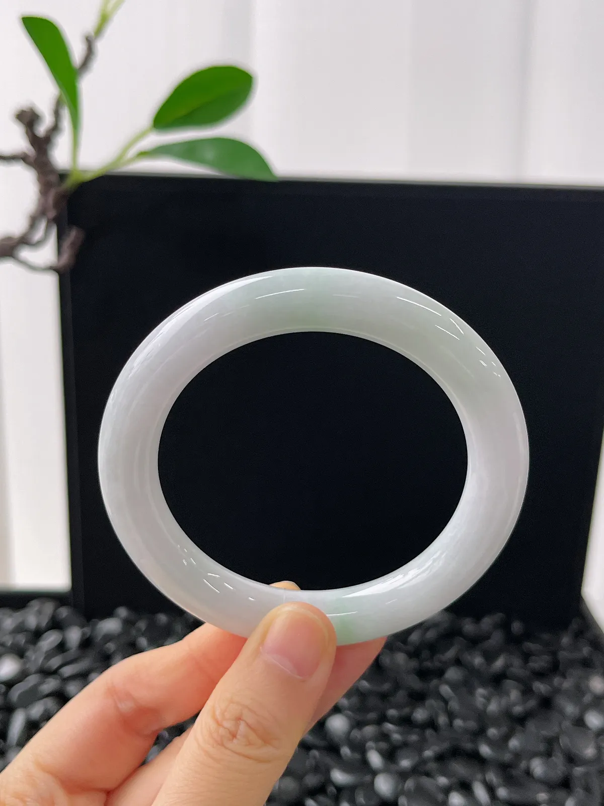 圆镯54圈口，翡翠糯化种白色手镯