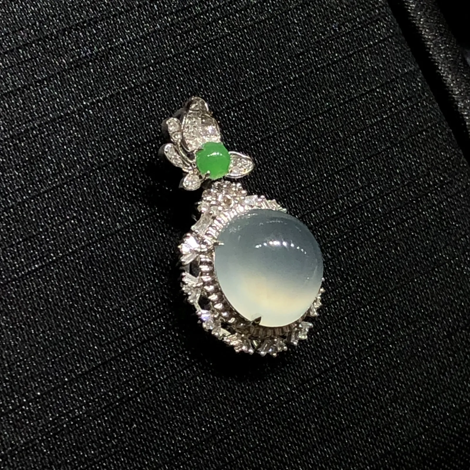 天然缅甸A货翡翠18k金镶嵌白冰蛋面吊坠，整：25.9*16.2*10.8mm
裸：11.5*7.6mm