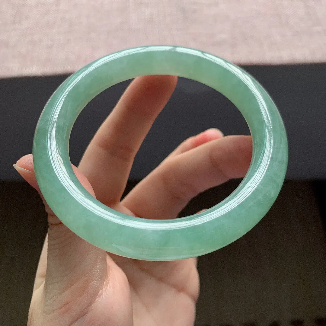 59-60圈口。自然光实拍，老坑冰润浅绿圆条翡翠手镯，尺寸:59-10.6mm，重量65.97g