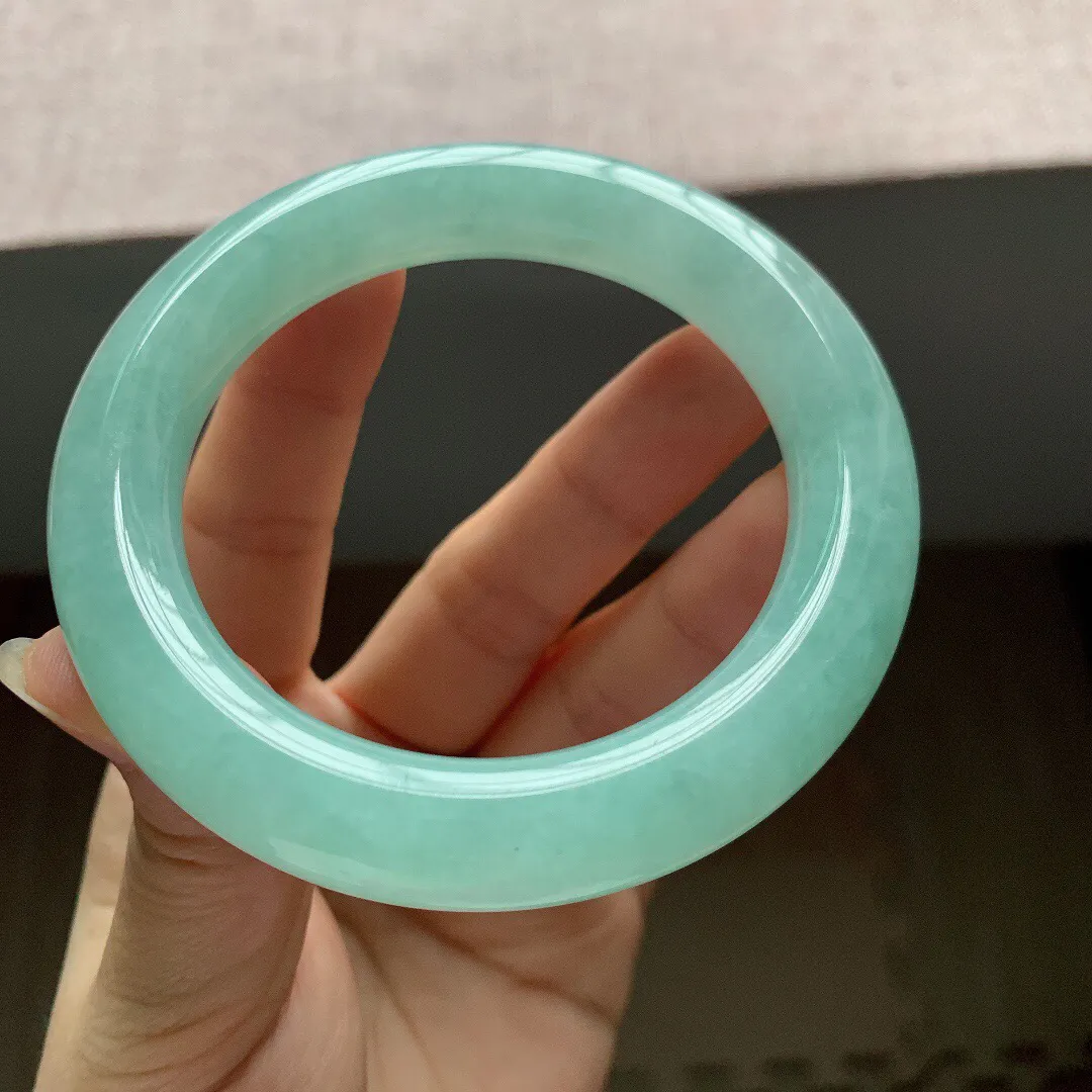 56-57圈口。老坑冰胶浅蓝圆条翡翠手镯，尺寸:56.2-11.8mm，重量78.32g