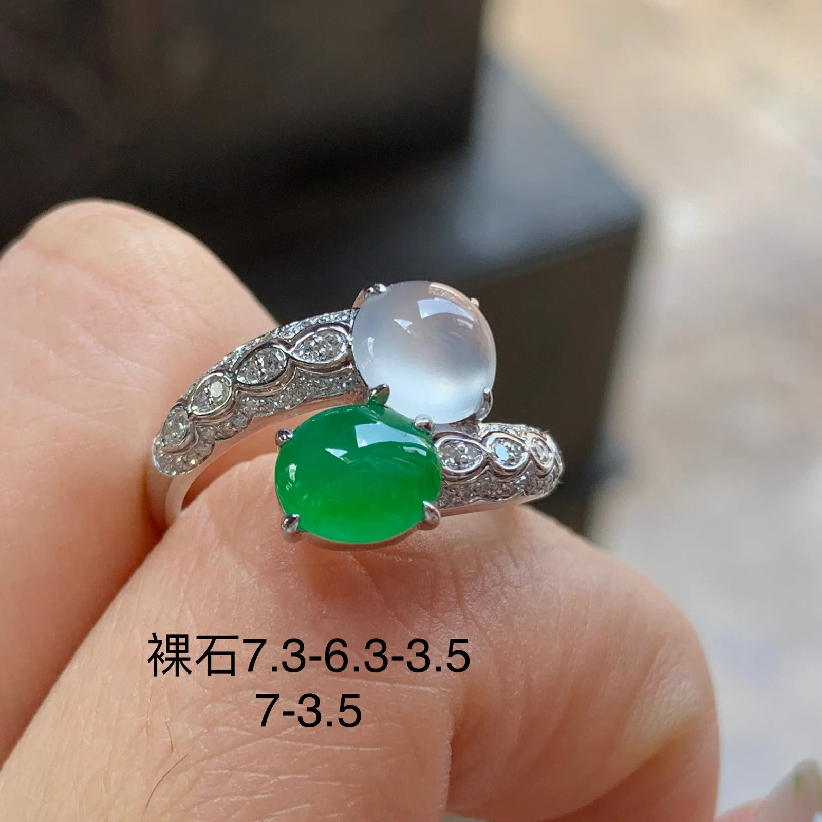 金钻镶嵌辣绿色戒指^_^颜色鲜艳种水好 干净好看
