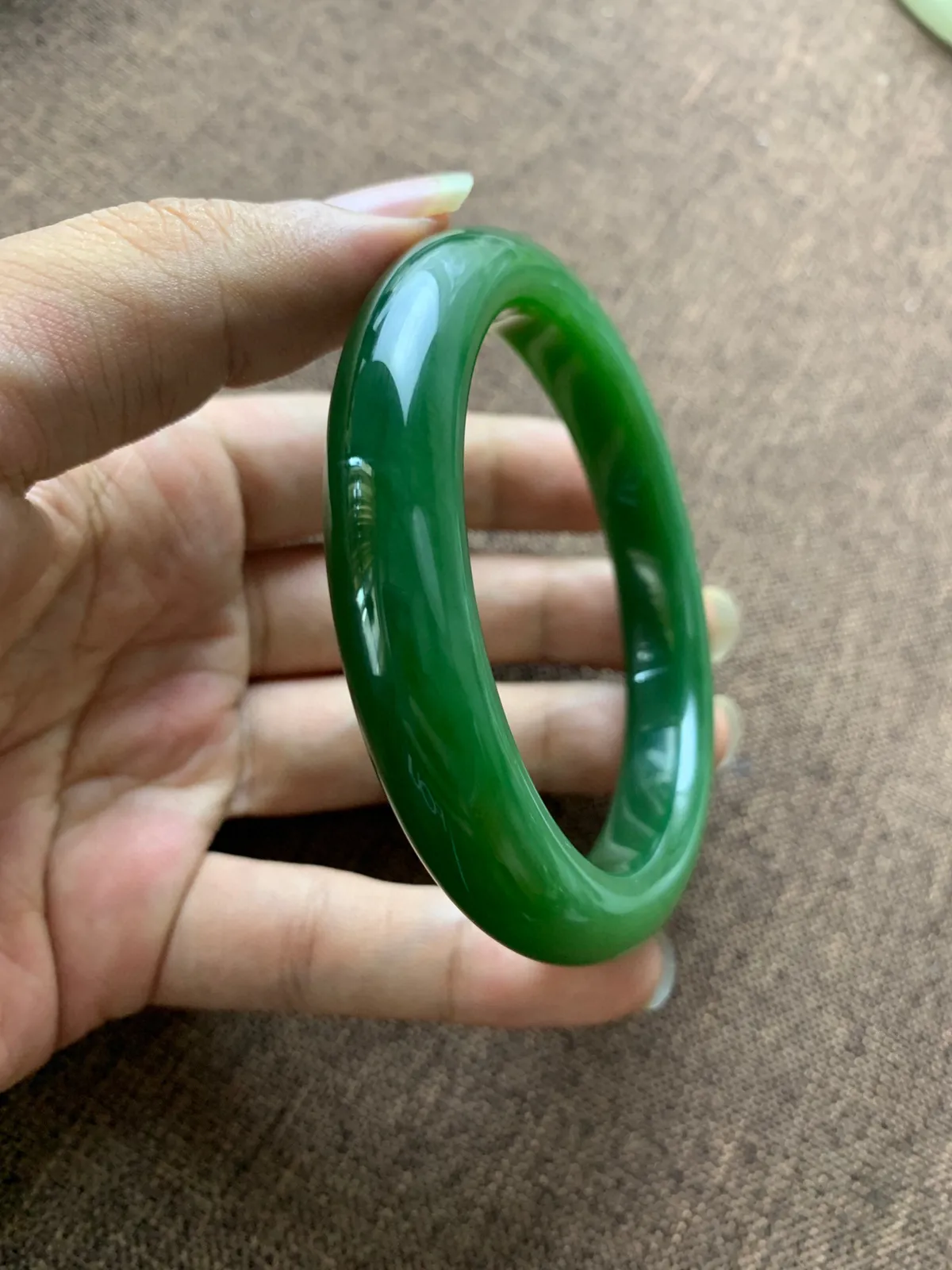 珍藏品，和田玉碧玉60圈口阳绿色手镯，佩戴高端典雅，颜色好，品质好