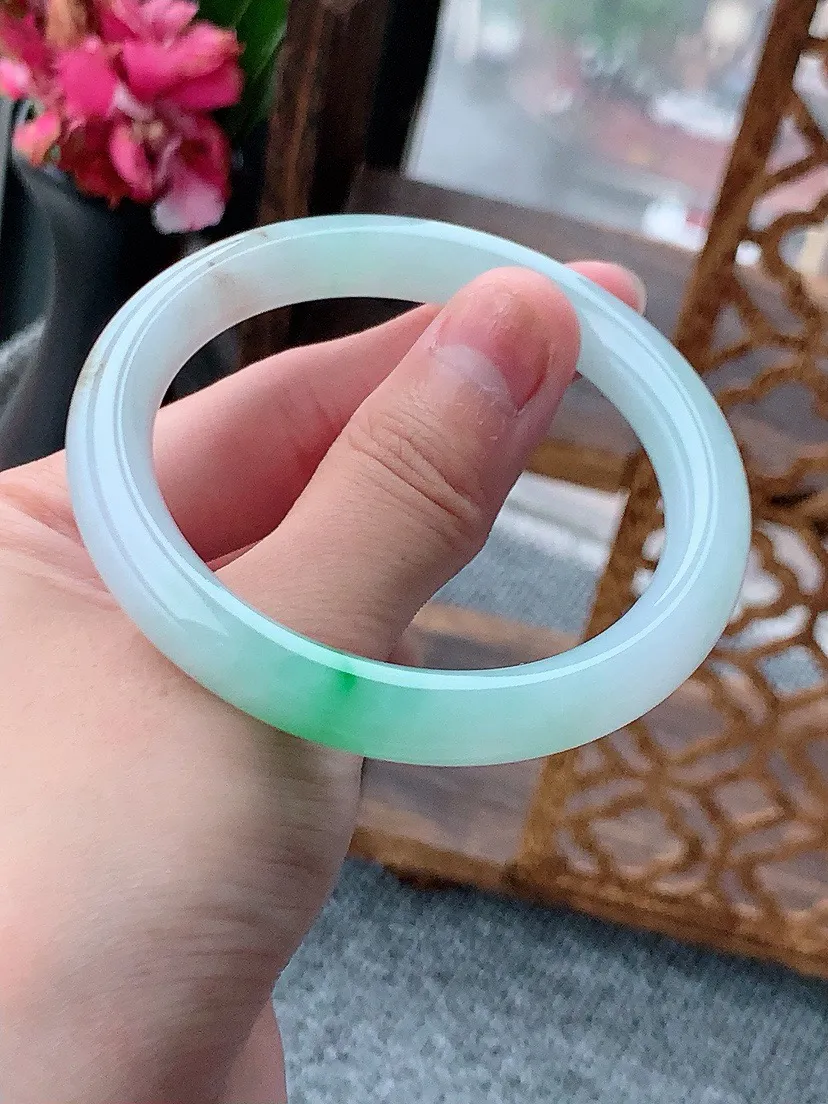 a货翡翠老坑飘绿圆条手镯53-54圈口 尺寸53×8.8mm 重量39.01g 0614