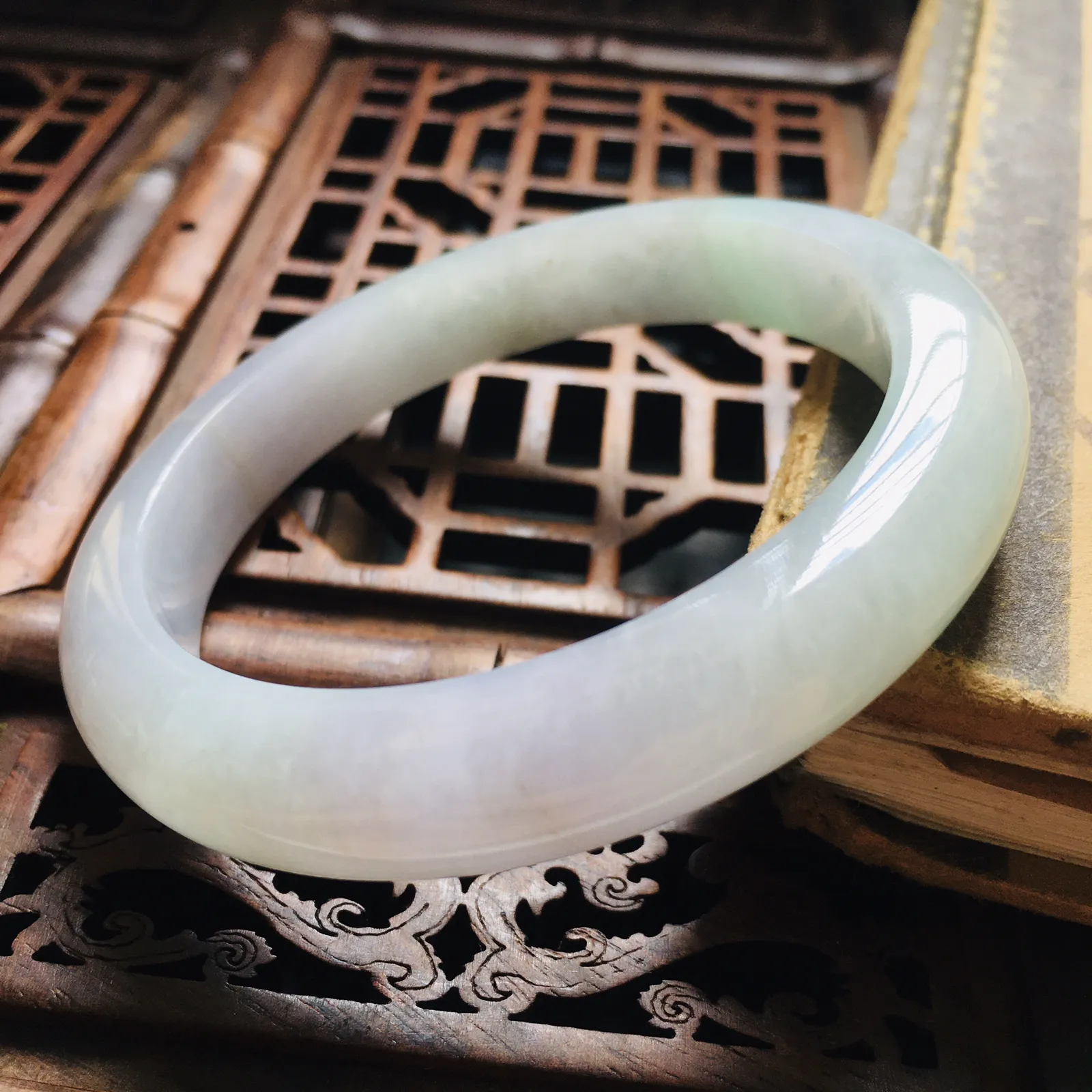 52圈口正圈浅紫手镯，版型正庄，质地细腻水润，自然光实拍，尺寸：52*9.8*7.8（毫米）手工测量略有误差