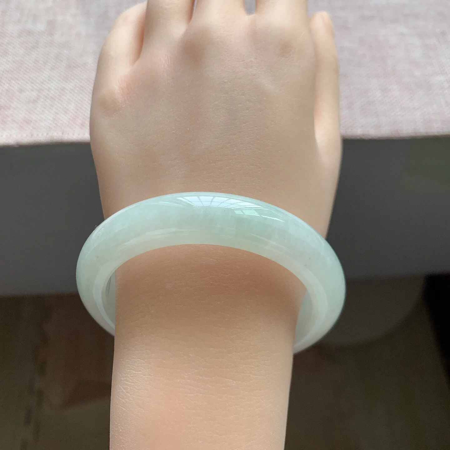 55-56圈口。自然光实拍，老坑细糯浅绿正圈翡翠手镯，尺寸:55.7-12.3-9mm，无纹裂，重量64.28