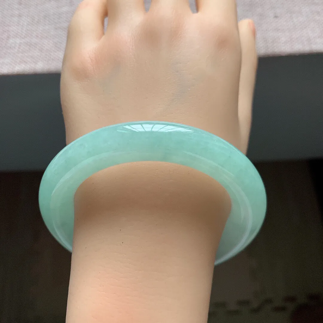 56-57圈口。老坑冰胶浅蓝圆条翡翠手镯，尺寸:56.2-11.8mm，重量78.32g