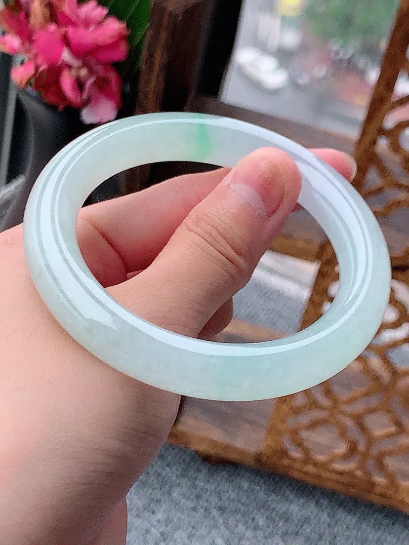 a货翡翠老坑飘绿圆条手镯56-57圈口  尺寸56.5×10.5mm 重量64.93g 0614